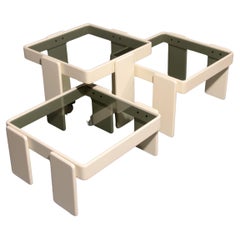 Mesas apilables Gianfranco Frattini para Cassina - Original lacado blanco roto Mesas apilables Gianfranco Frattini para Cassina - Original lacado blanco roto