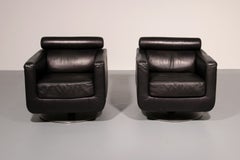 Fauteuil pivotant moderne italien en cuir et acier, signé Natuzzi, Italie, 1970