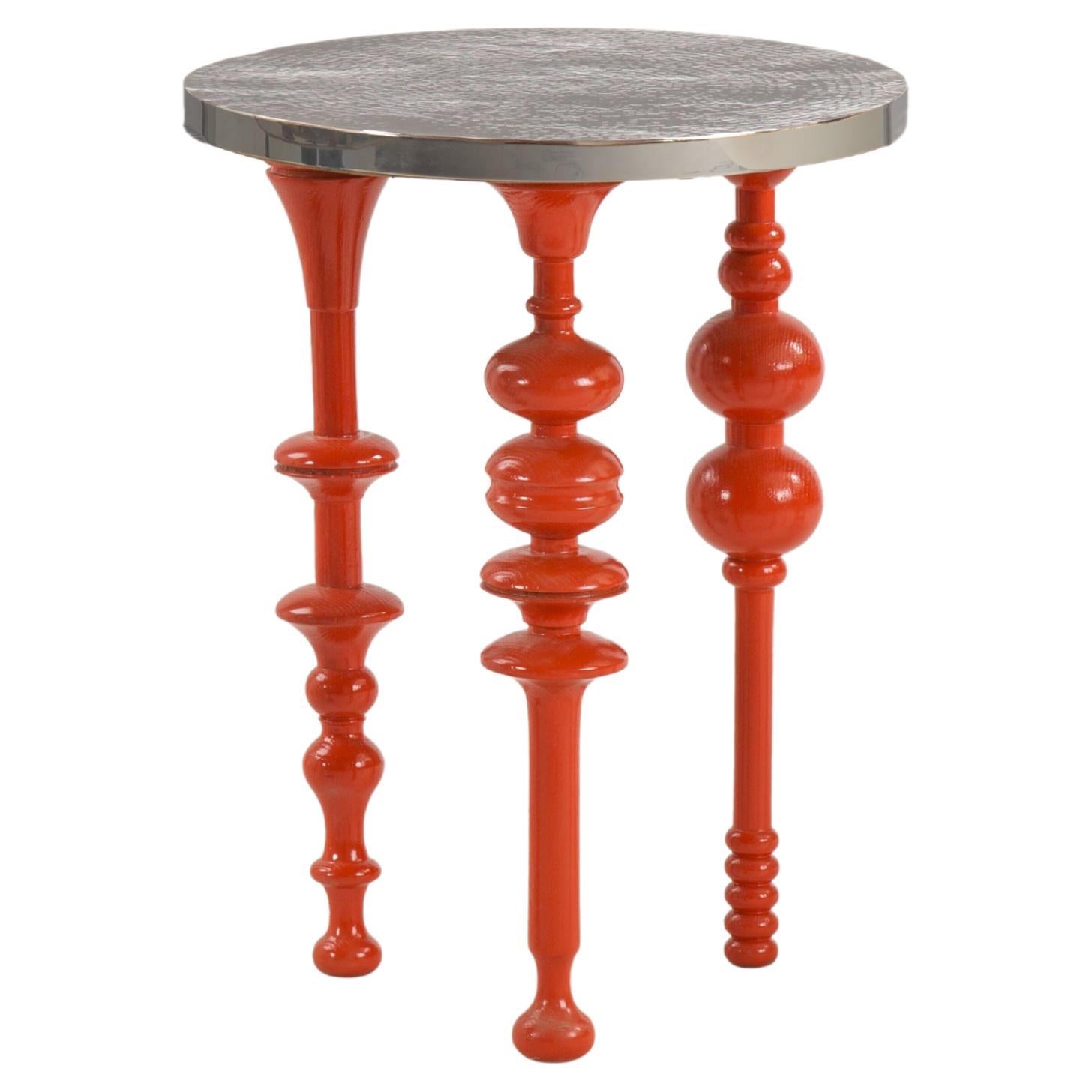 Grande table d'appoint en bois laqué d'inspiration arabesque avec plateau en laiton