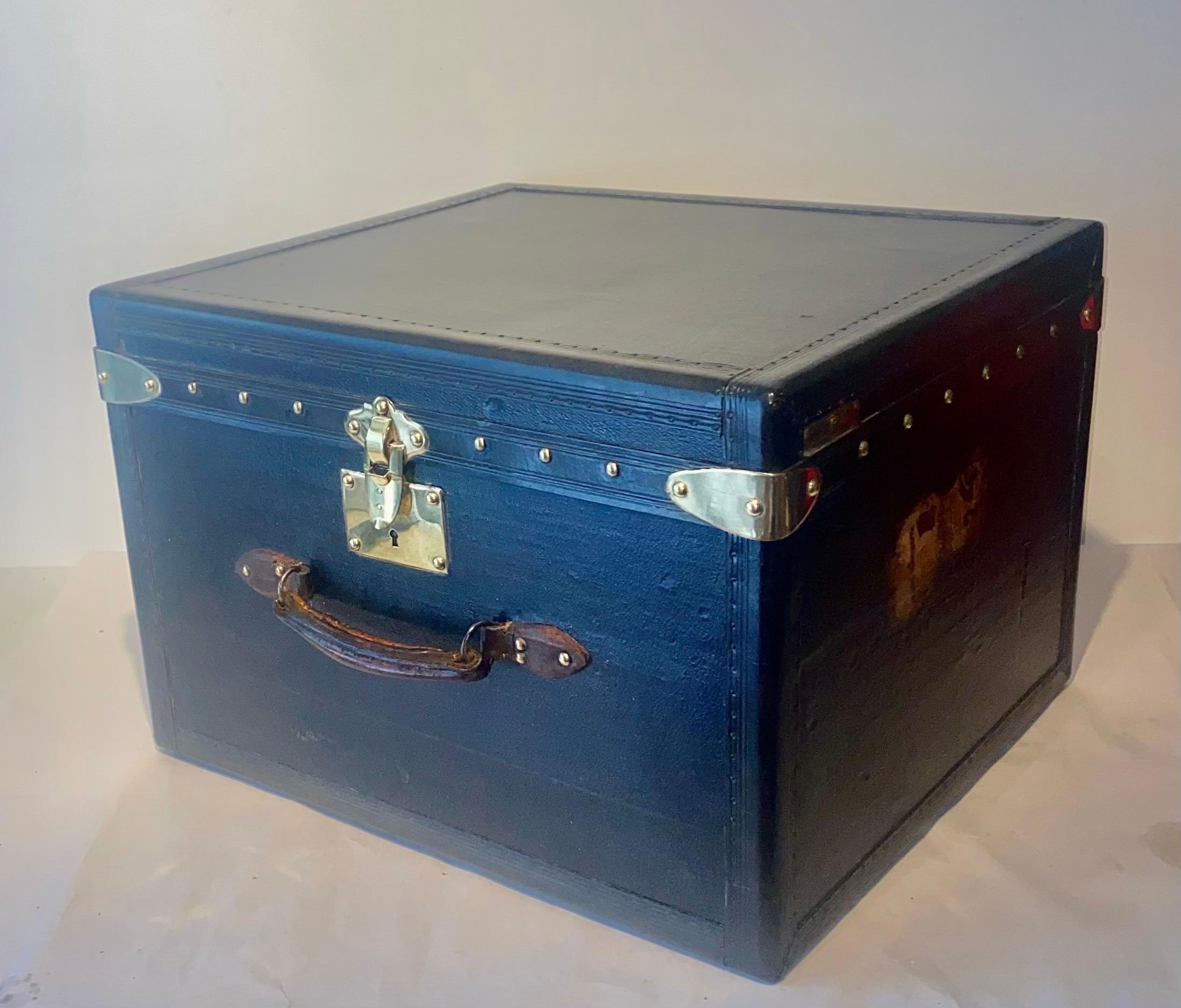 Ladies’ hat trunk. Hat trunks are very high in demand because of their cubic shape, that makes them ideal as nightstands, or to fill corners between sofas.
Original inside plateau. This is a antique early-20th Century Goyard hat trunk in very good