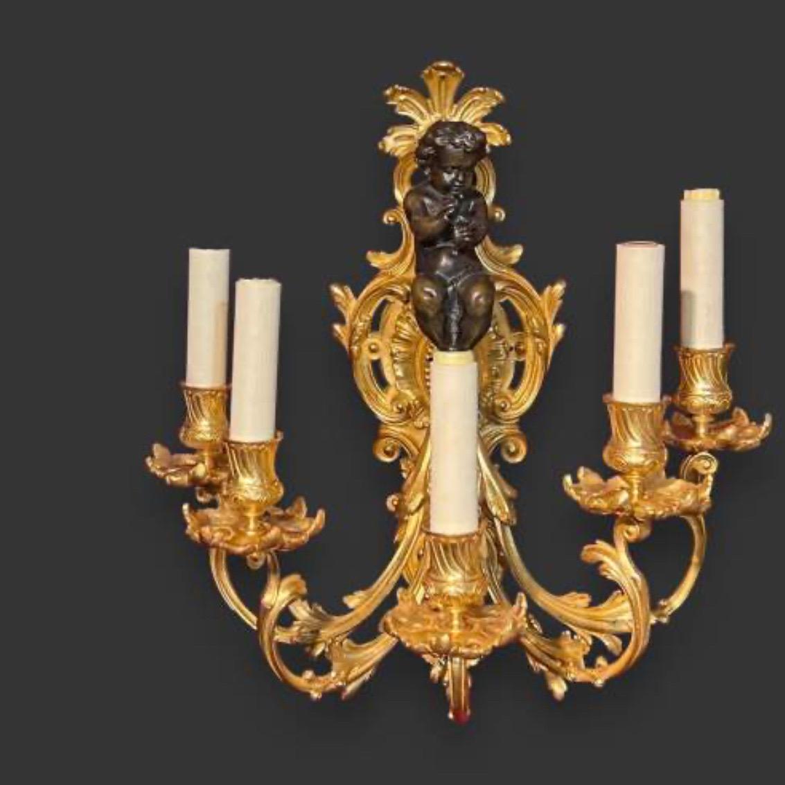 Gran pareja de apliques de bronce dorado francés del siglo XIX con querubines Fines del siglo XIX en venta