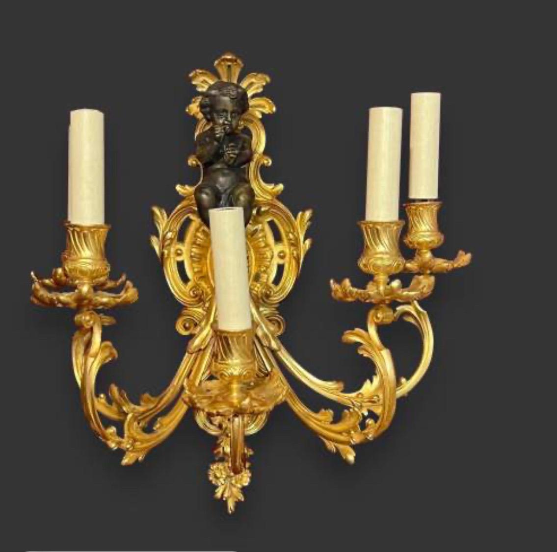 Gran pareja de apliques de bronce dorado francés del siglo XIX con querubines en Excelente estado para la venta en London, GB