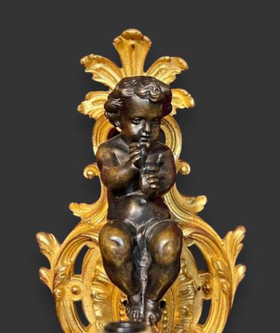 Gran pareja de apliques de bronce dorado francés del siglo XIX con querubines Francés en venta
