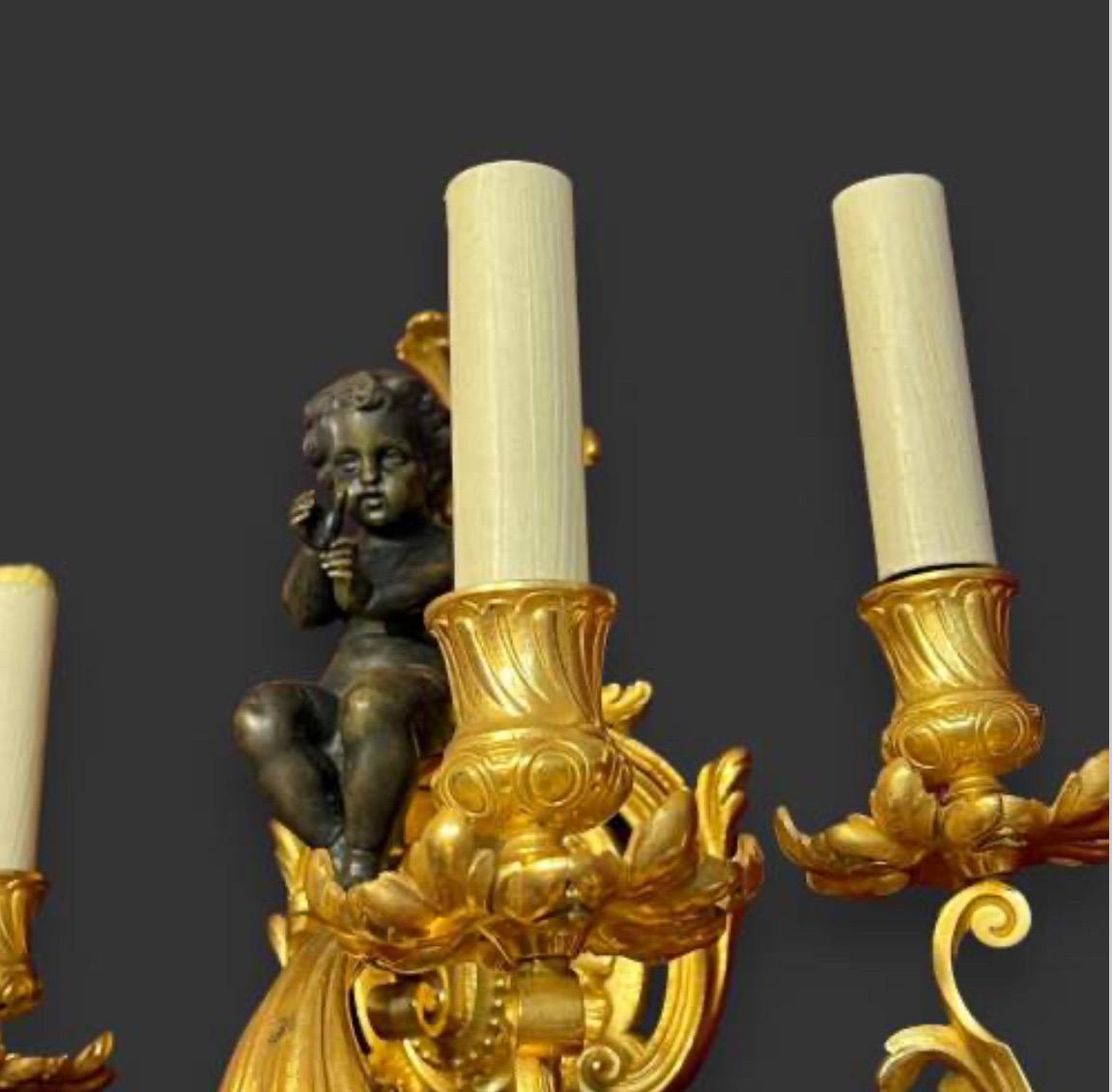 Gran pareja de apliques de bronce dorado francés del siglo XIX con querubines en venta 4