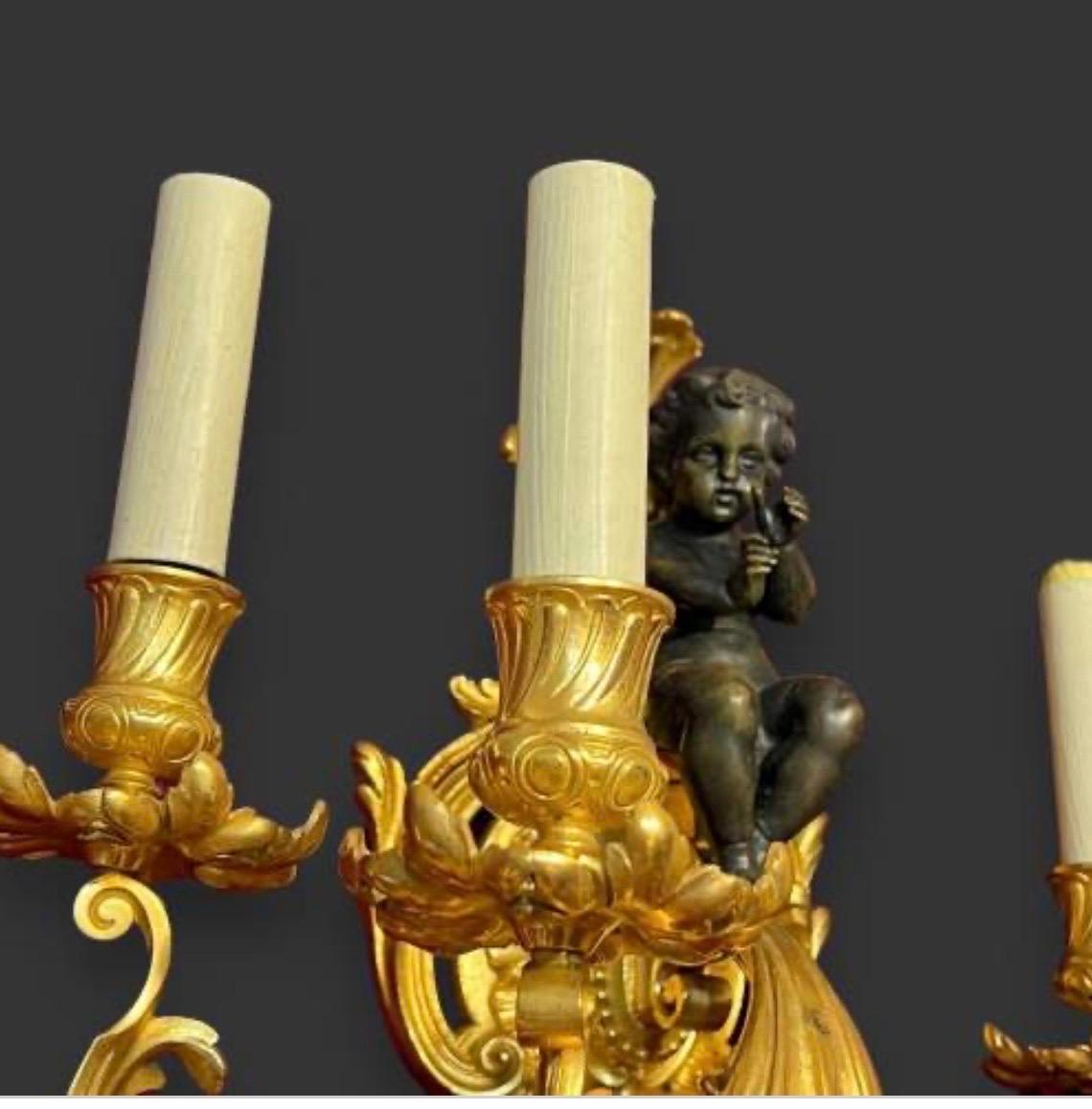Gran pareja de apliques de bronce dorado francés del siglo XIX con querubines en venta 6