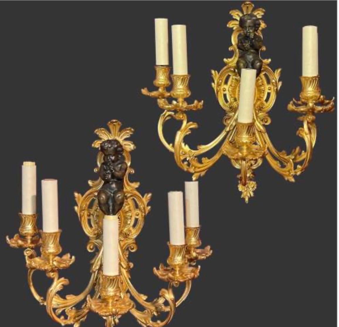 Fabricados en el fastuoso estilo Luis XV, estos hermosos apliques de pared se fabricaron en Francia a finales del siglo XIX, y presentan cinco elegantes ramas doradas rematadas en motivos florales que forman los montajes de iluminación....
Son