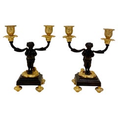 Paar figurale französische Cherub-Kandelaber aus vergoldeter und patinierter Bronze, antik