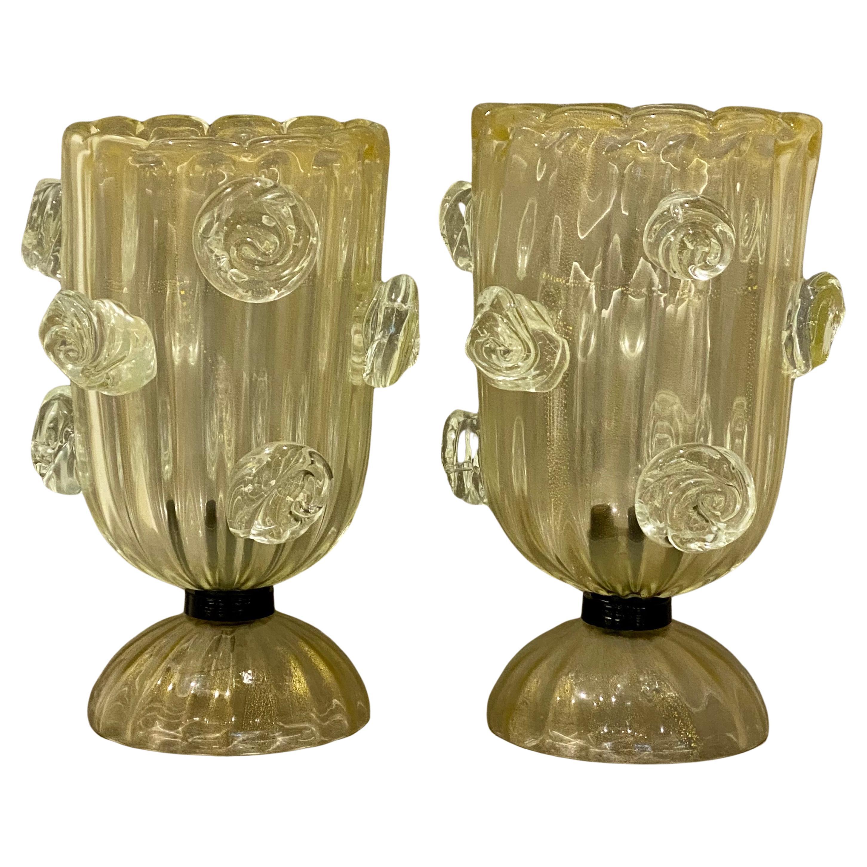 Une paire impressionnante de vases en verre d'art italien soufflé à la main de Murano Barovier e Toso à bulles contrôlées. Les pièces ont des bords sertis et un pied appliqué. Elles ont également une surface fortement irisée, un corps nervuré qui