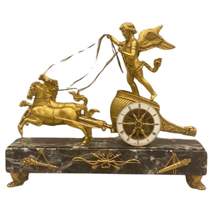 Ancienne pendule à char Napoléon III en bronze doré et marbre Verde Antico  en vente