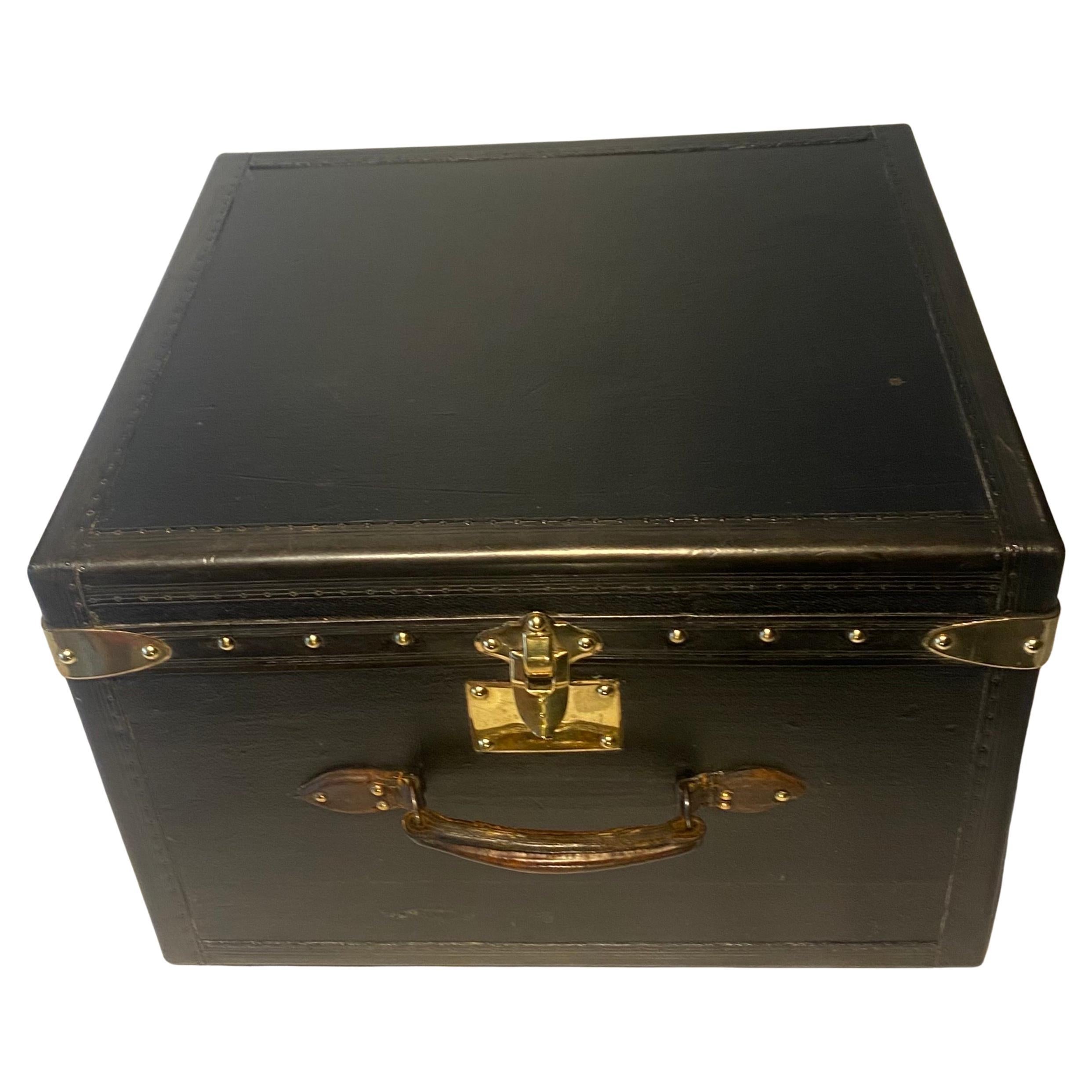 Antique early-20th Century Black Goyard hat trunk French Circa 1920's For Sale 12