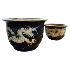 Paire de jardinières en poterie d'art chinoise ancienne représentant des dragons