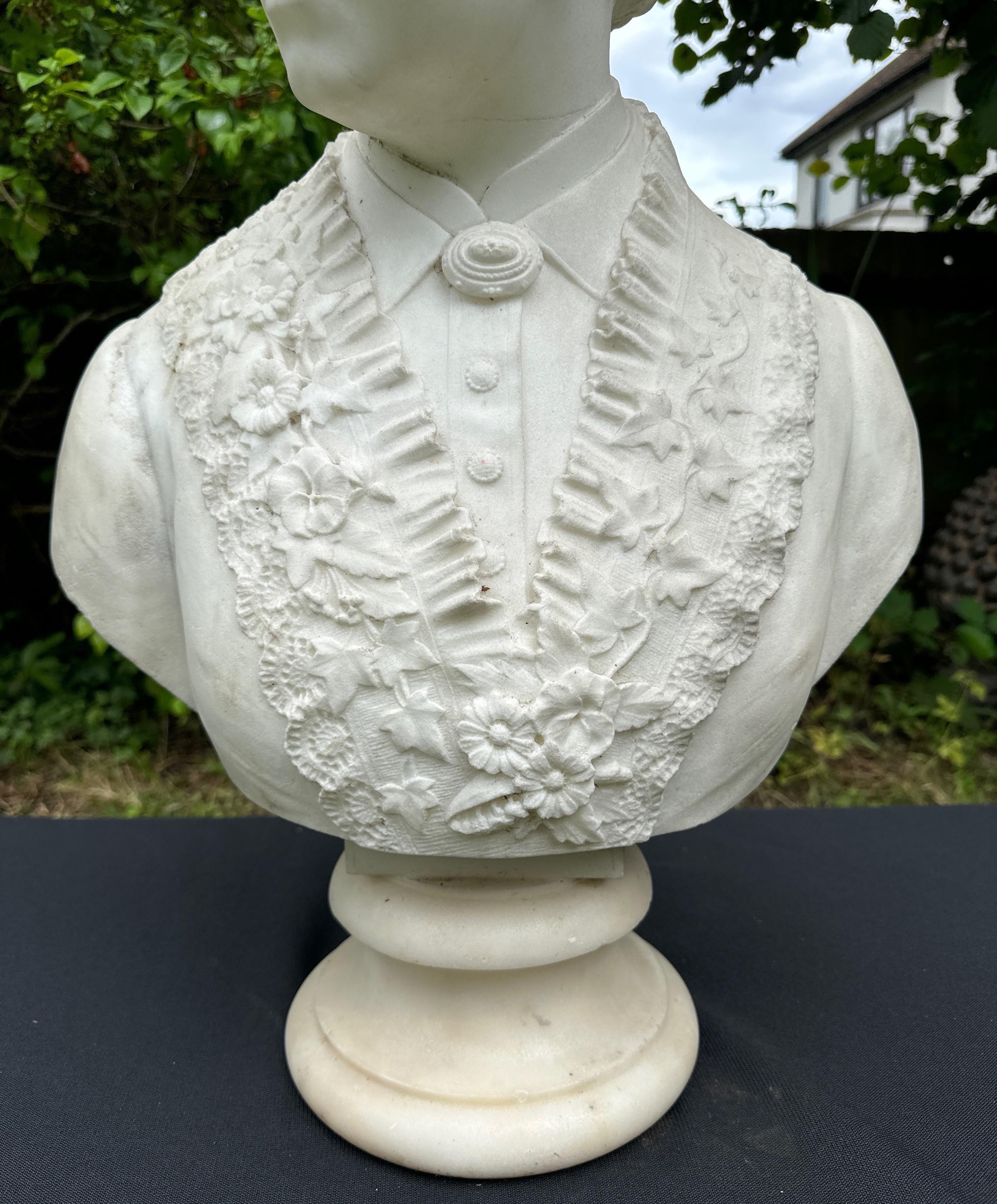 An elegant bust of a lady In Good Condition For Sale In Southall, GB