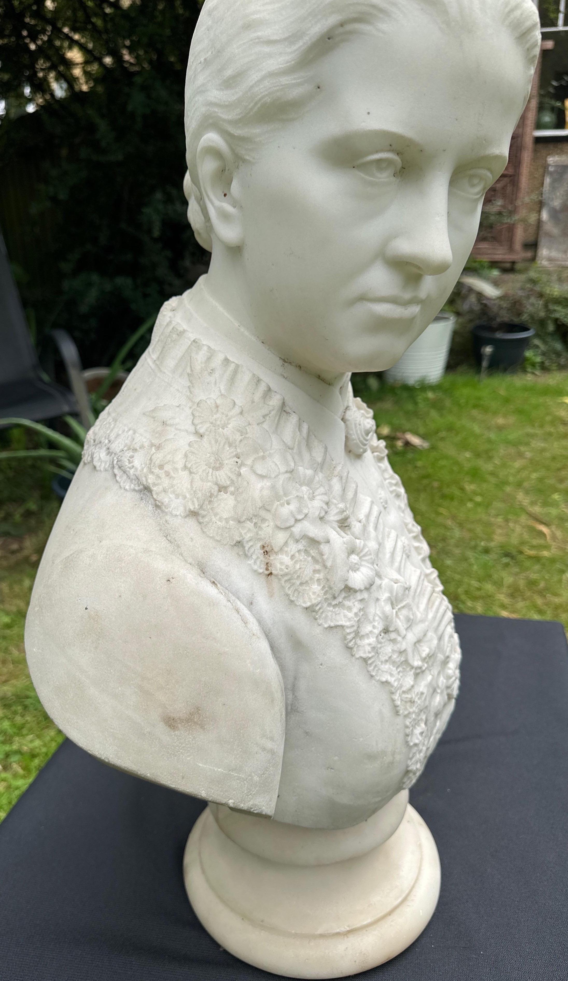 Late 19th Century An elegant bust of a lady For Sale