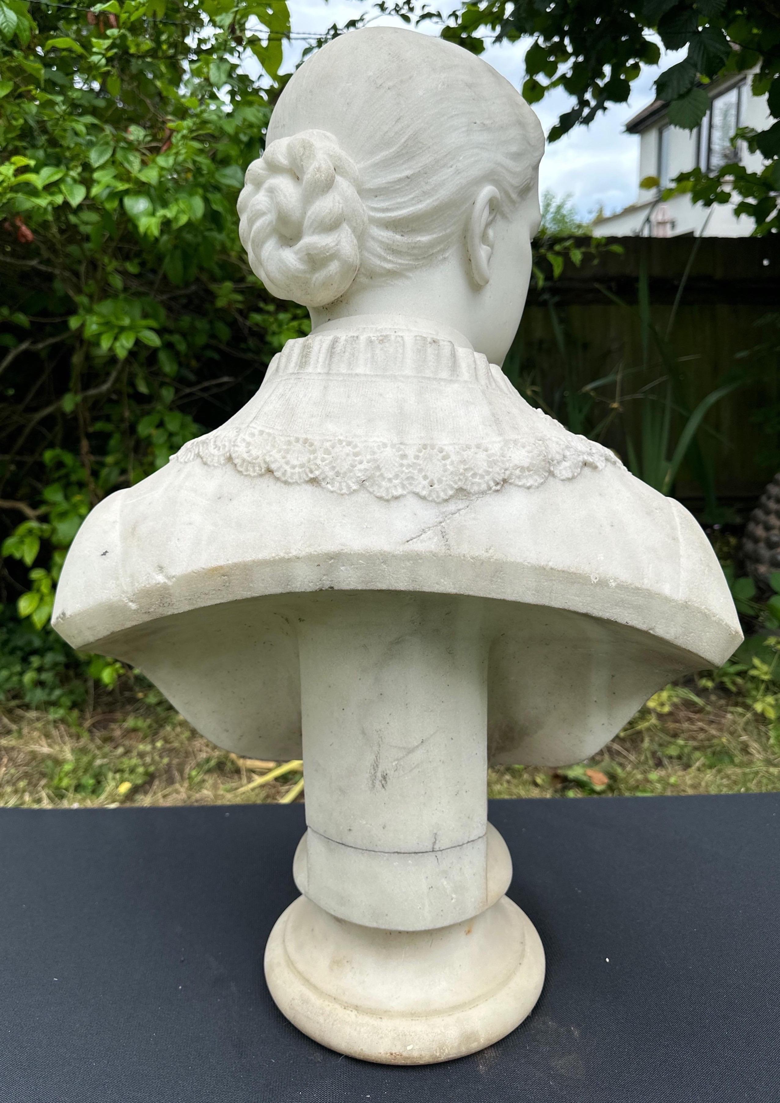 An elegant bust of a lady For Sale 1