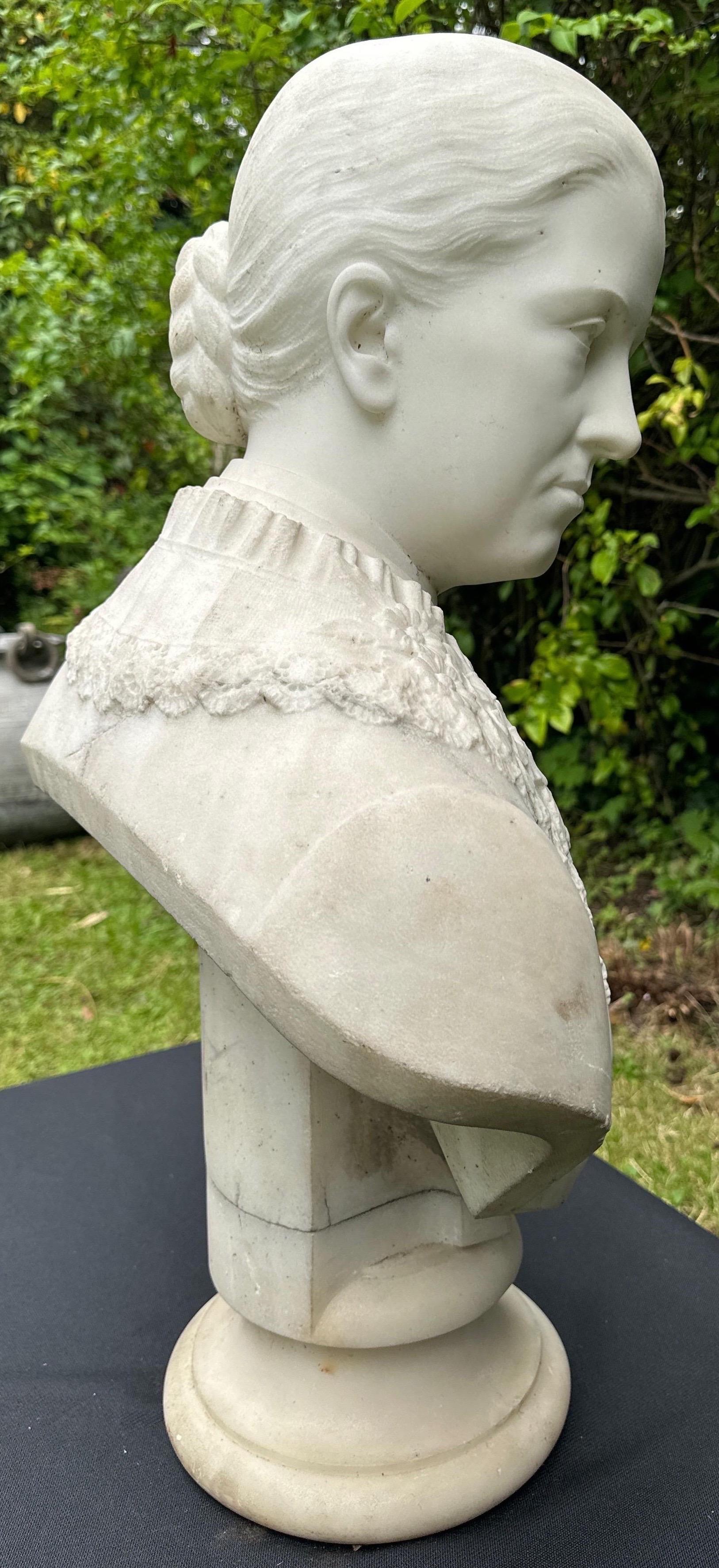 An elegant bust of a lady For Sale 3