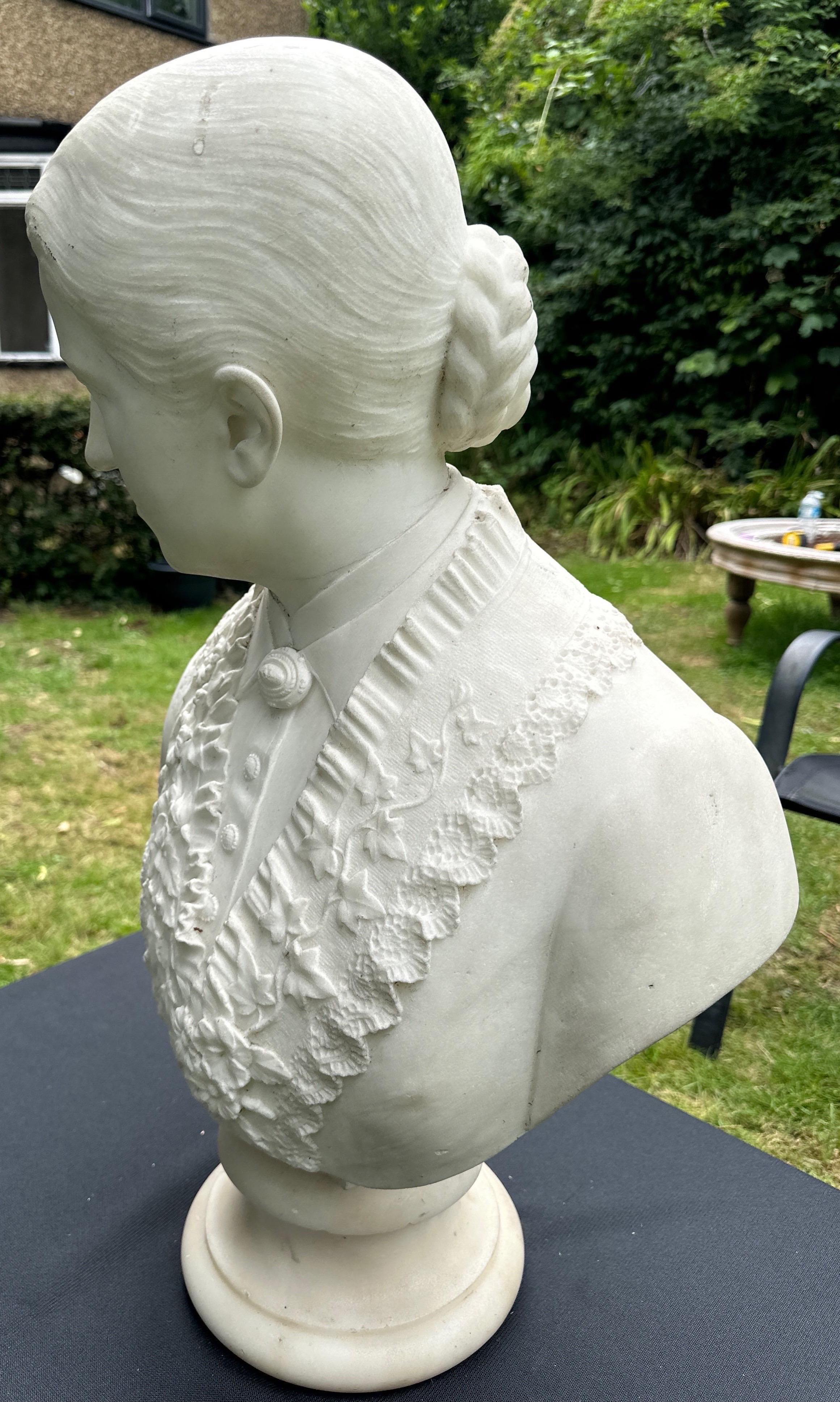 An elegant bust of a lady For Sale 4
