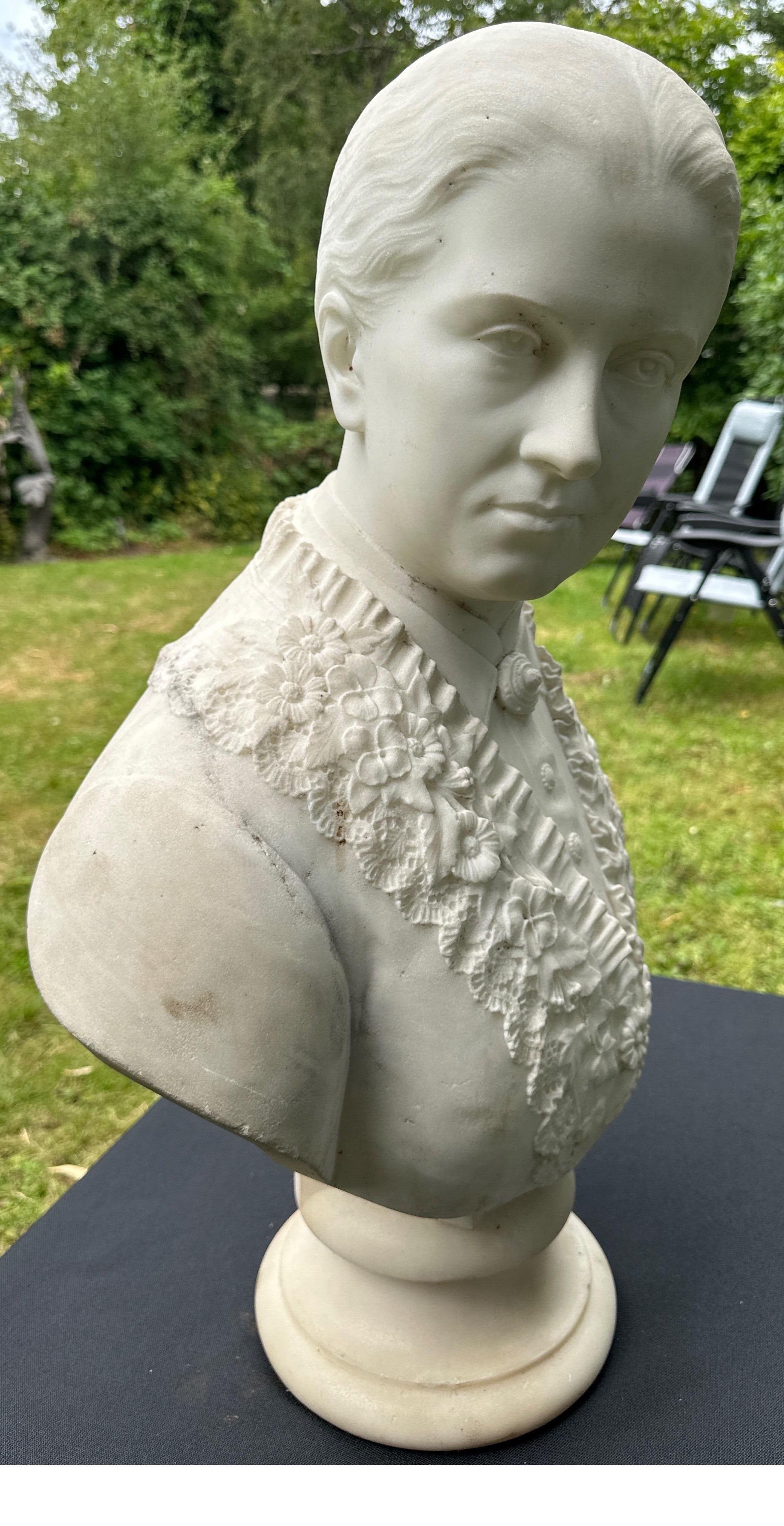 An elegant bust of a lady For Sale 5
