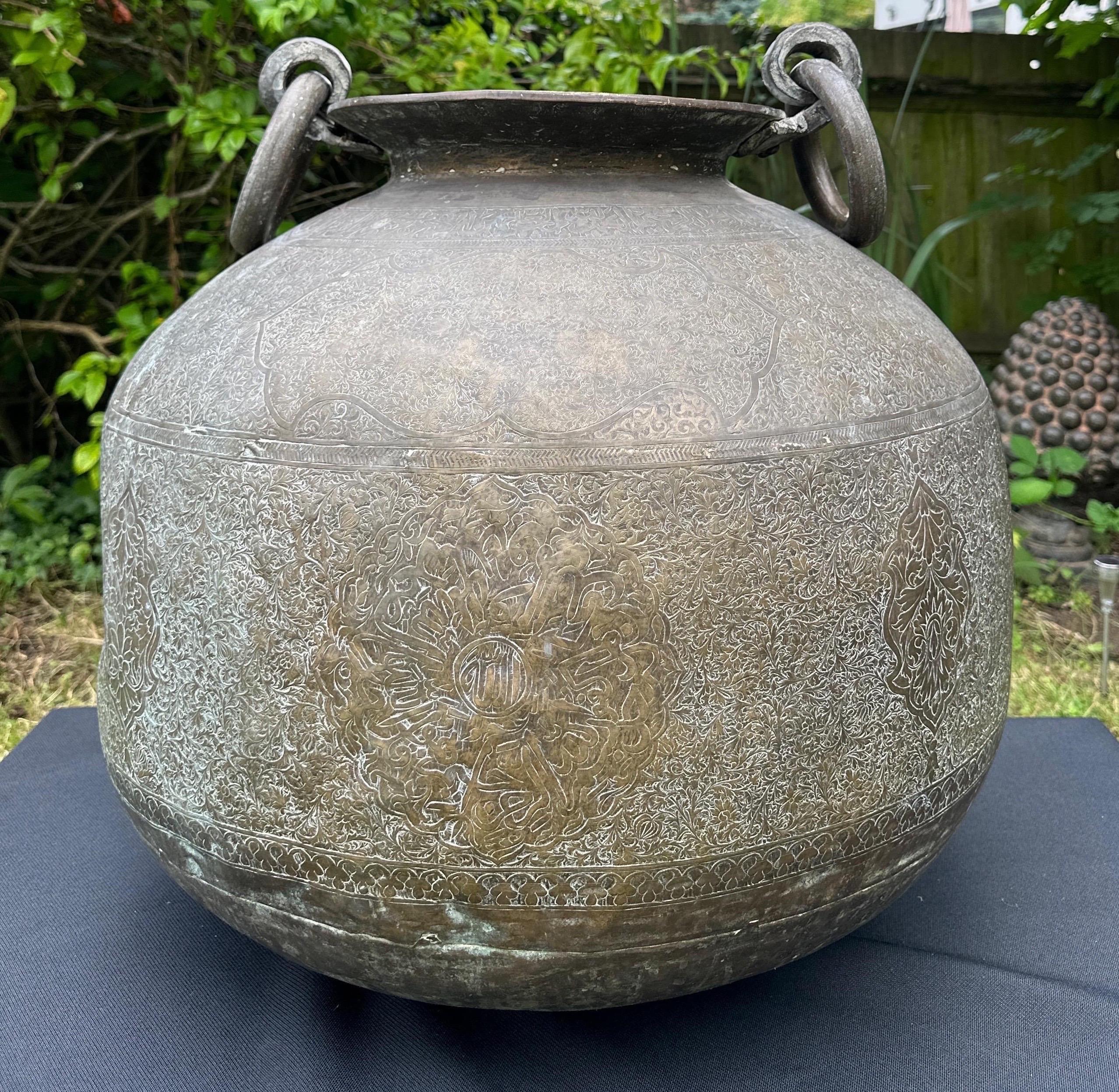 Bronze A large Islamic bronze urn  For Sale