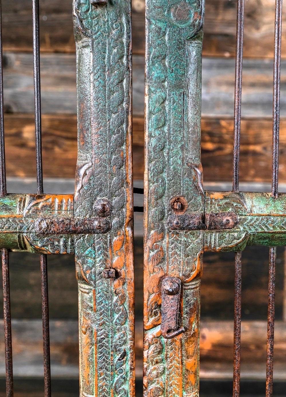 Intagliato a mano Coppia di porte indiane Jali ornate, XIX secolo in vendita