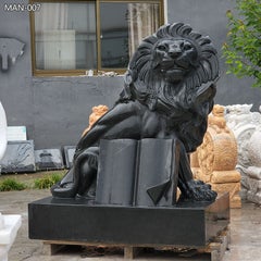 Sculpture Lion avec livre en granit noir - Statue de gardien royal