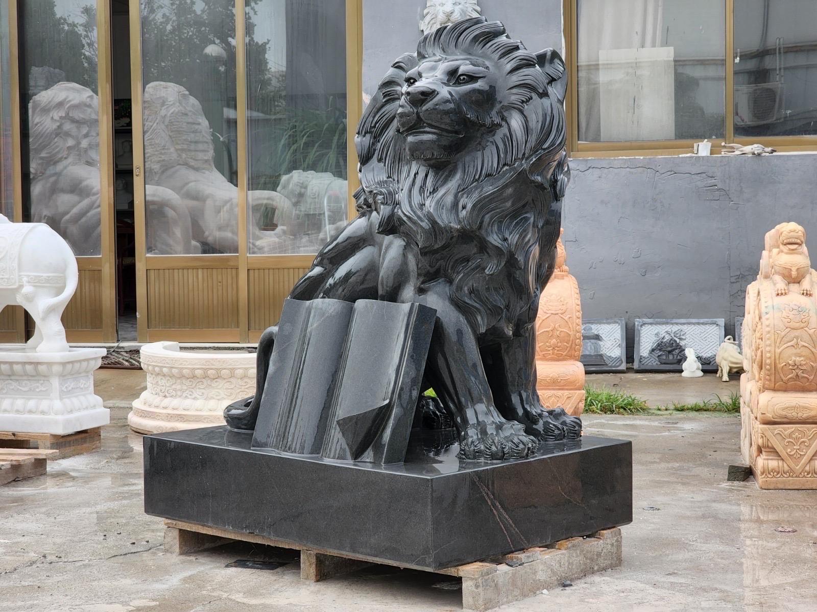 Granito Leone di granito nero con libro - Statua del guardiano regale in vendita