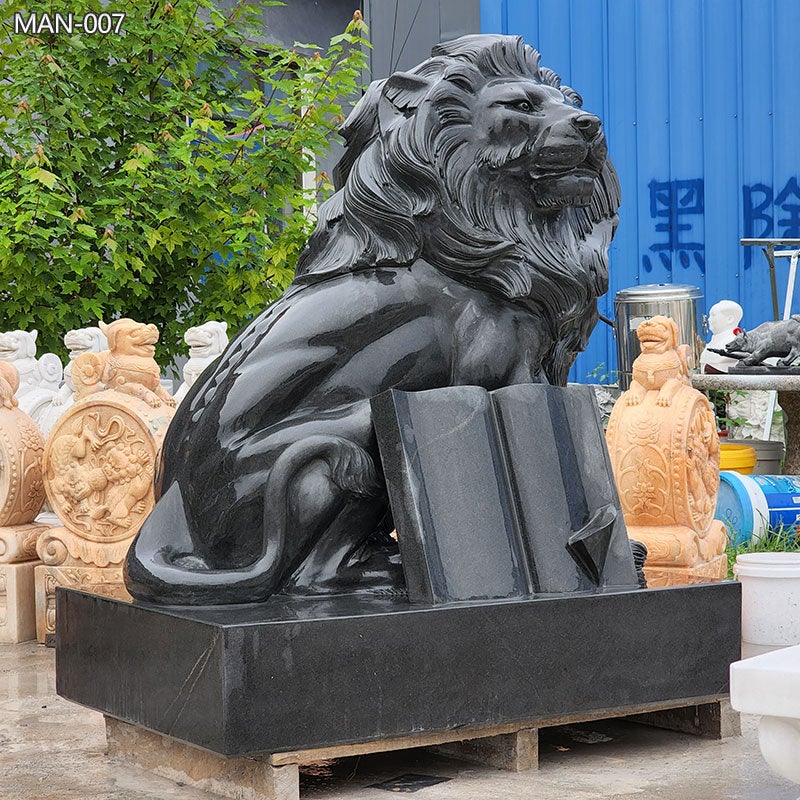 Europeo Leone di granito nero con libro - Statua del guardiano regale in vendita