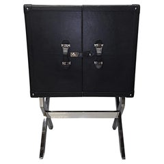 Un fantastico mobile bar in stile Art Déco, in pelle nera e cromato