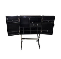 Un fantastico mobile bar in stile Art Déco, in pelle nera e cromato