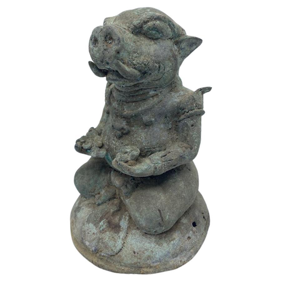 Pequeña figura china de bronce patinado de finales del siglo XVIII de un jabalí del zodíaco