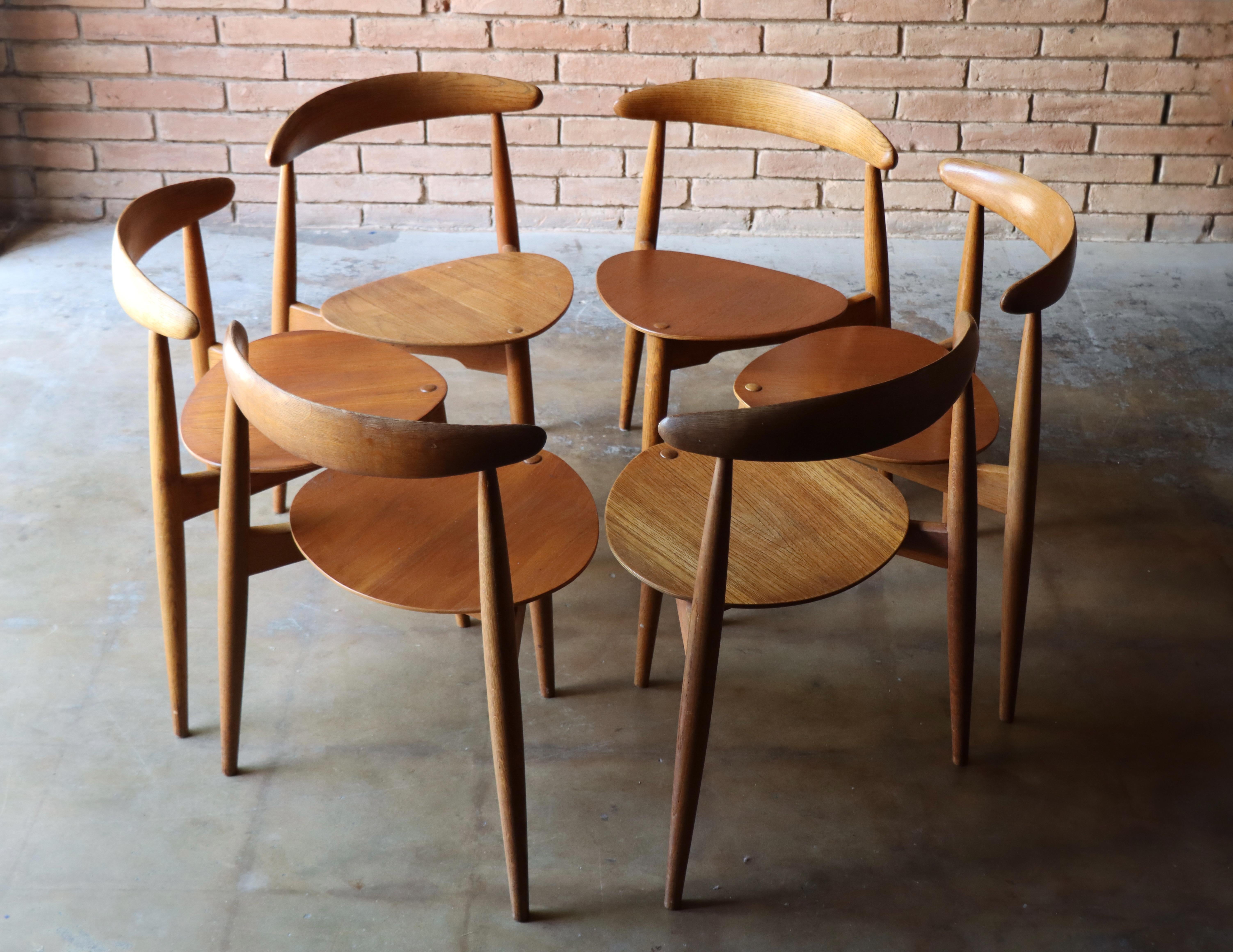 Hans J. Wegner ‘Heart’ Dining Set, Fritz Hansen, Oak & Teak, 1952, FH4602 In Good Condition For Sale In Round Rock, TX