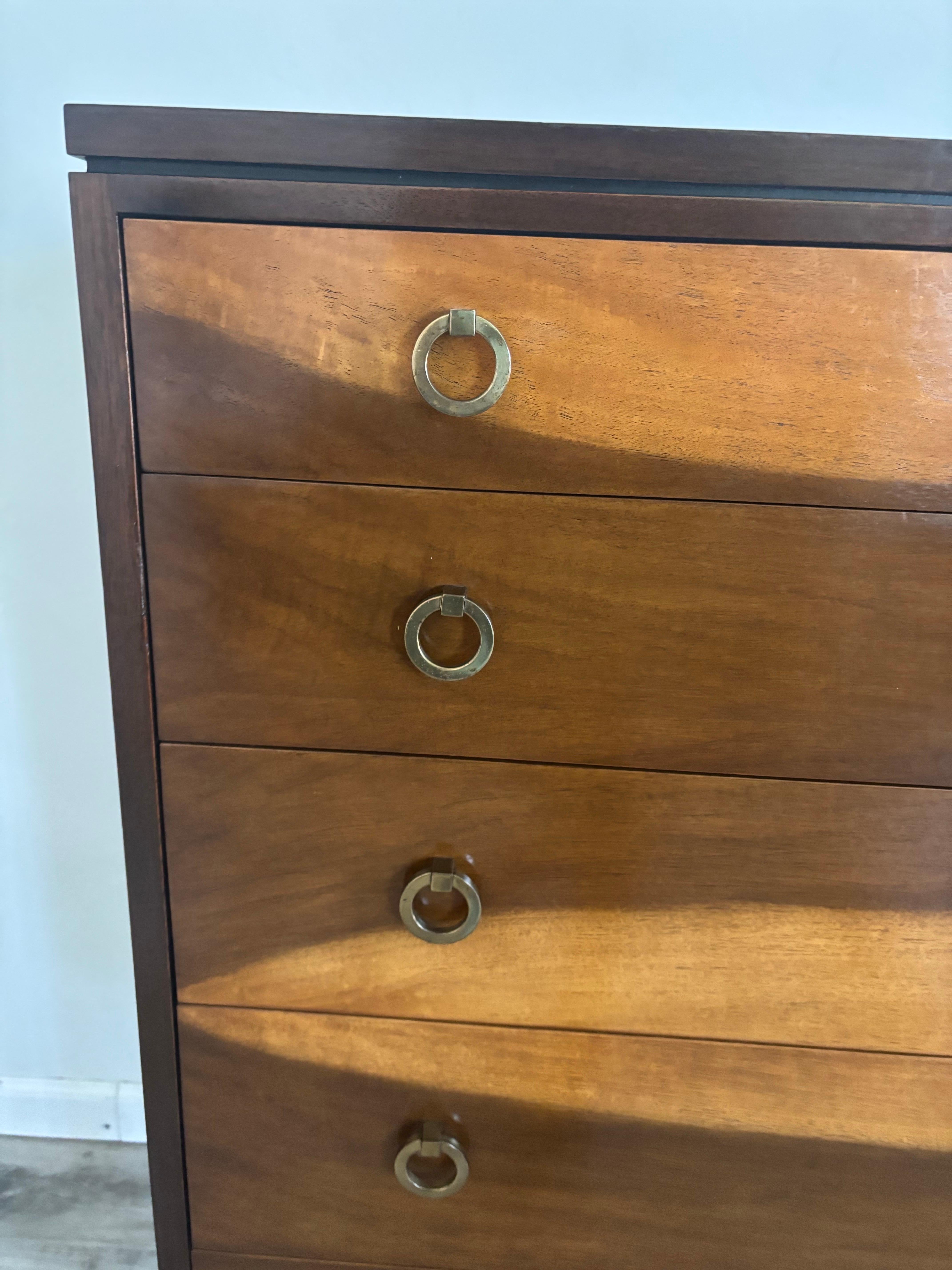 Edward Wormley pour Dunbar Commode à tiroirs/grand buffet avec poignées en laiton en vente 2