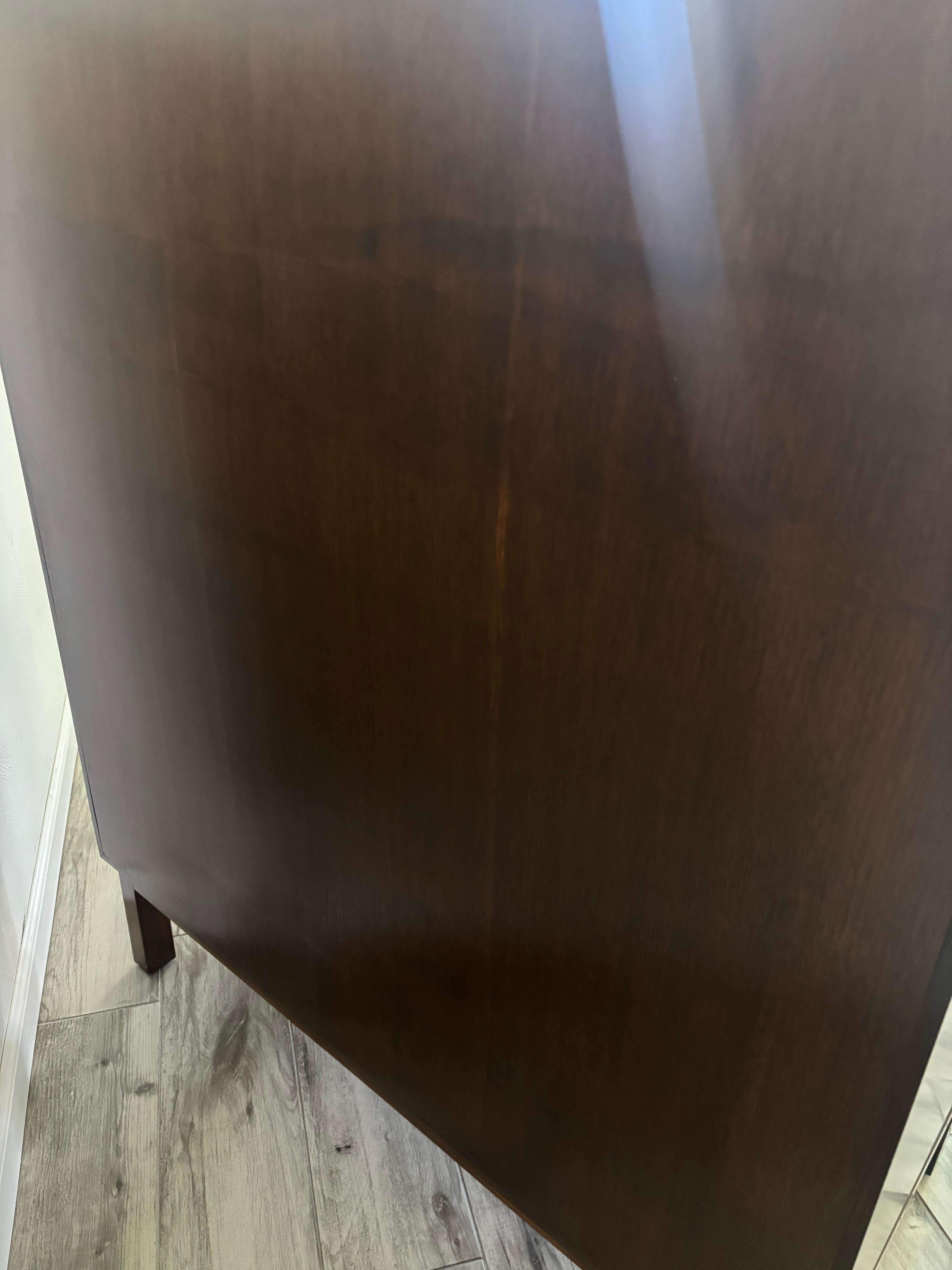 Edward Wormley pour Dunbar Commode à tiroirs/grand buffet avec poignées en laiton en vente 4
