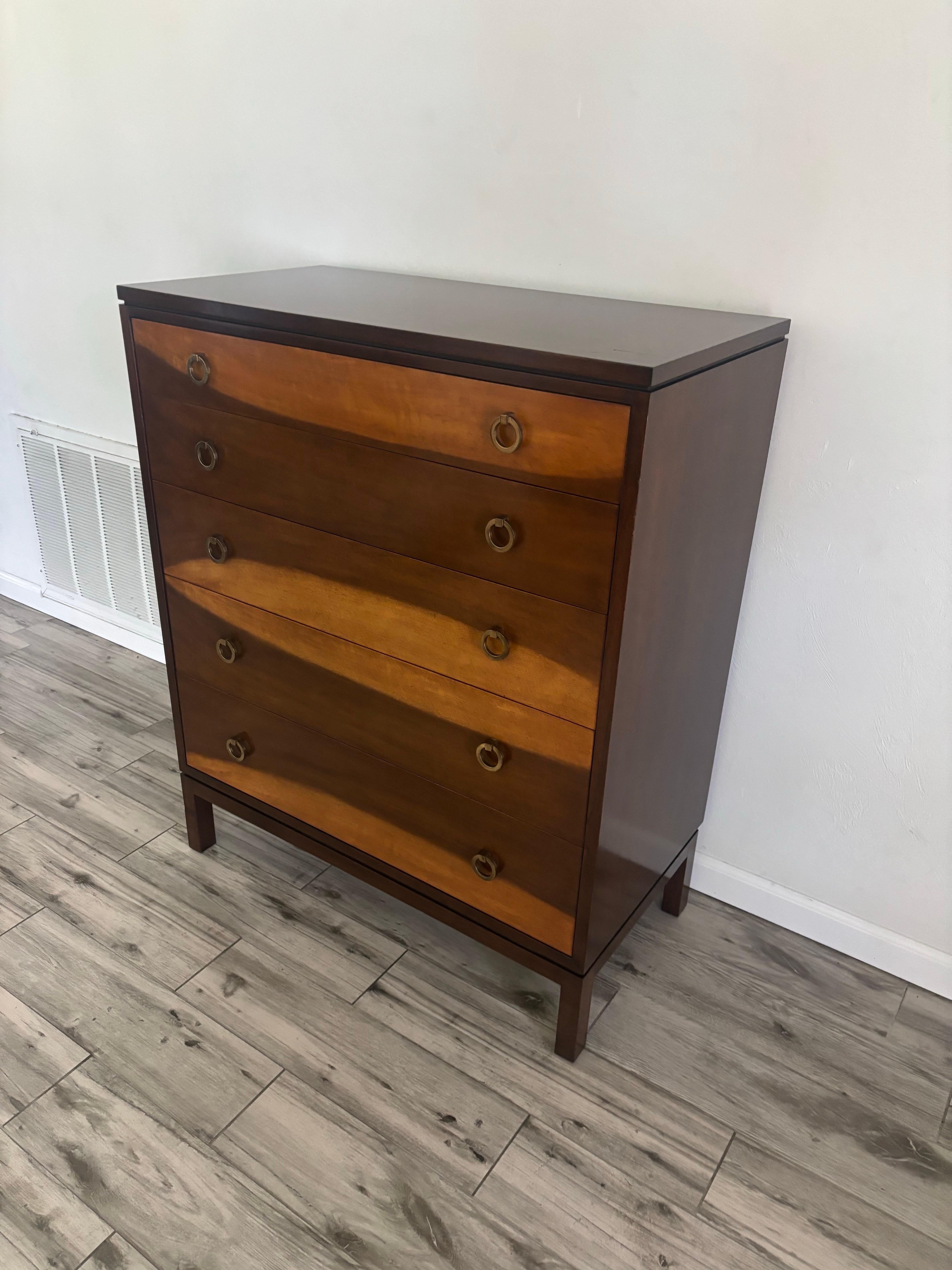 Elegant buffet haut par Edward Wormley pour Dunbar. Comprend 5 tiroirs avec chacun une paire de poignées de tiroir en laiton massif. 

Fabriqué en bois massif et placage. Dunbar est l'un des meubles les plus haut de gamme que vous puissiez acheter.