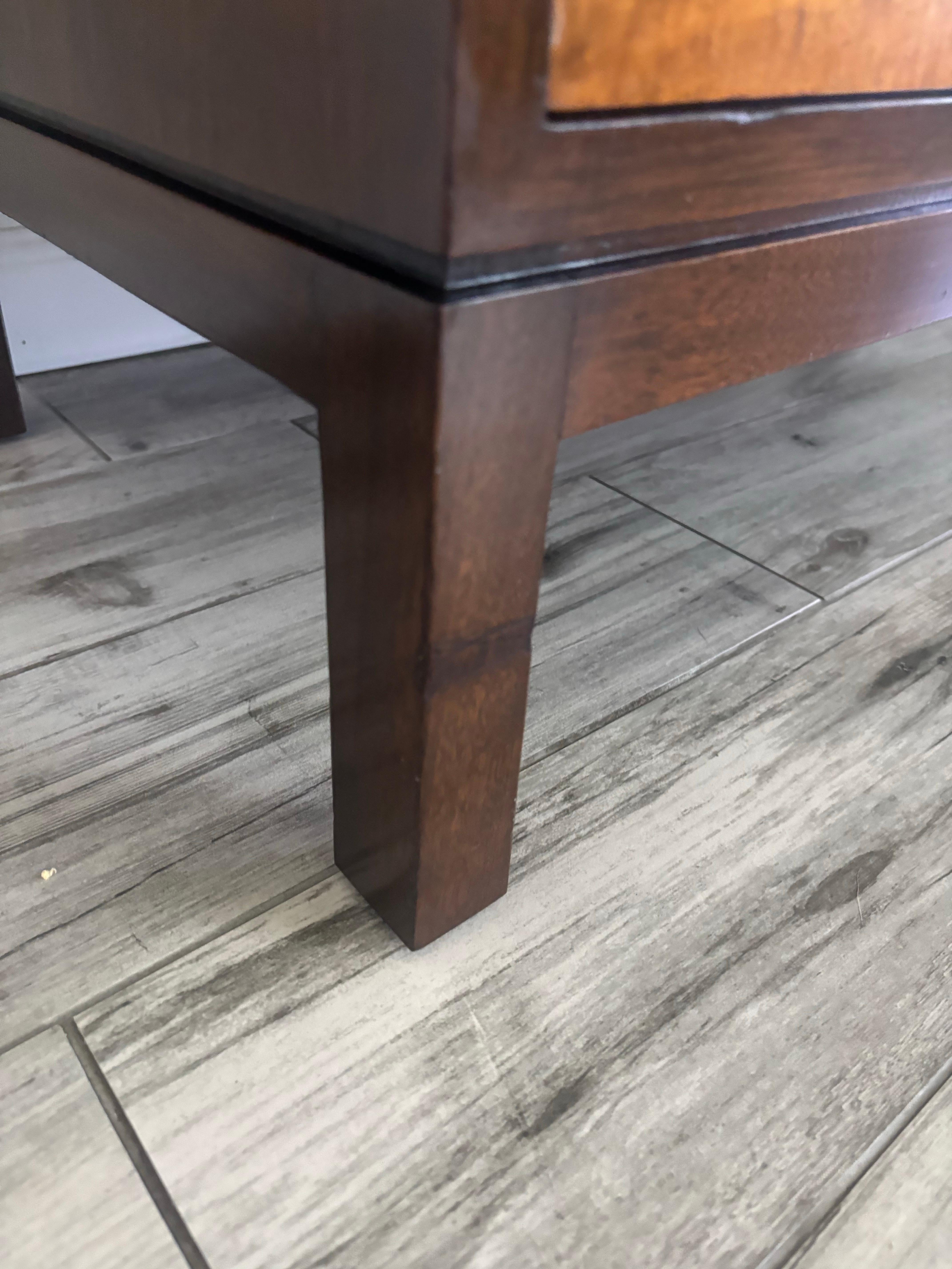 Edward Wormley pour Dunbar Commode à tiroirs/grand buffet avec poignées en laiton en vente 1