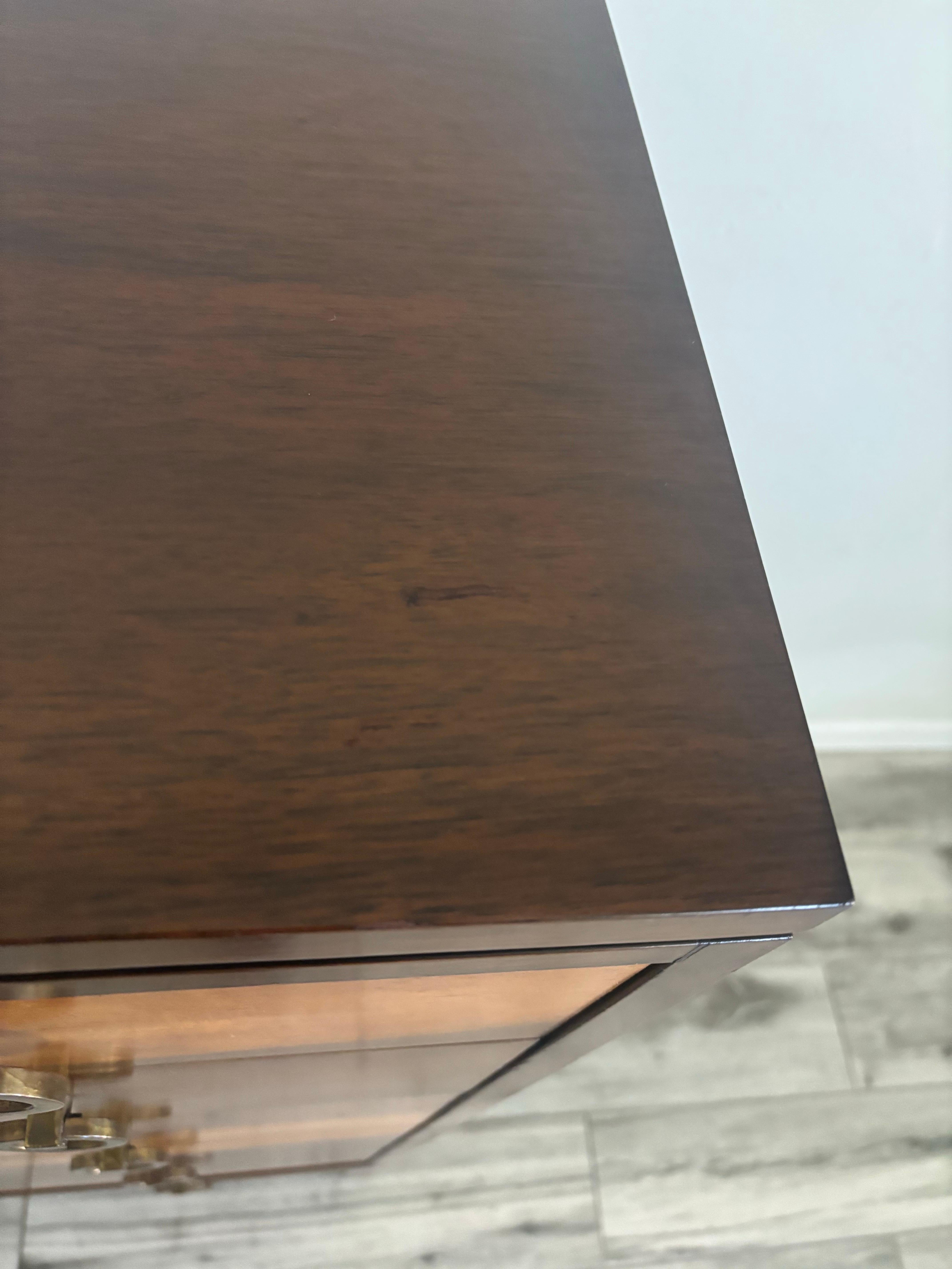 20ième siècle Edward Wormley pour Dunbar Commode à tiroirs/grand buffet avec poignées en laiton en vente