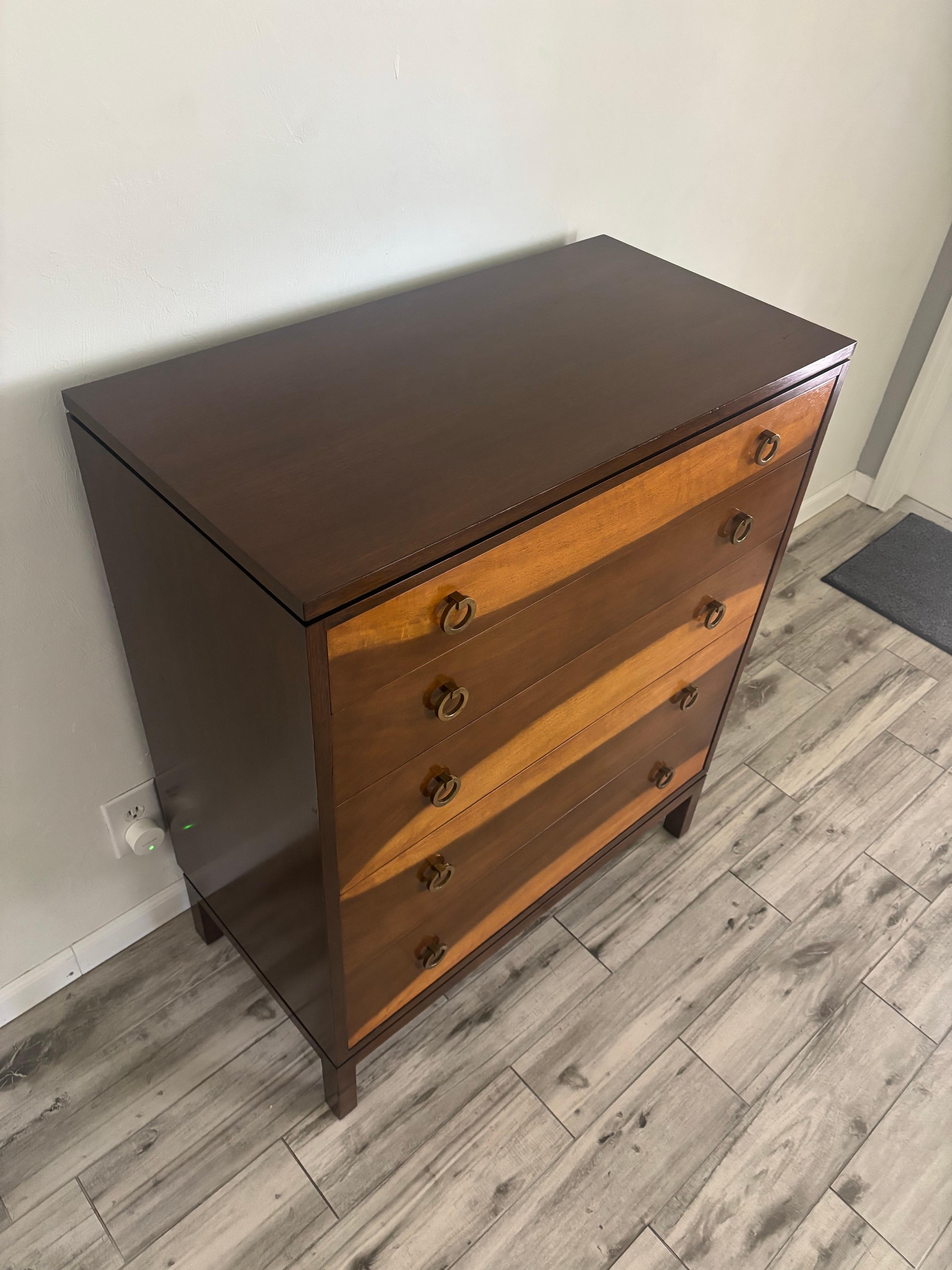Mid-Century Modern Edward Wormley pour Dunbar Commode à tiroirs/grand buffet avec poignées en laiton en vente