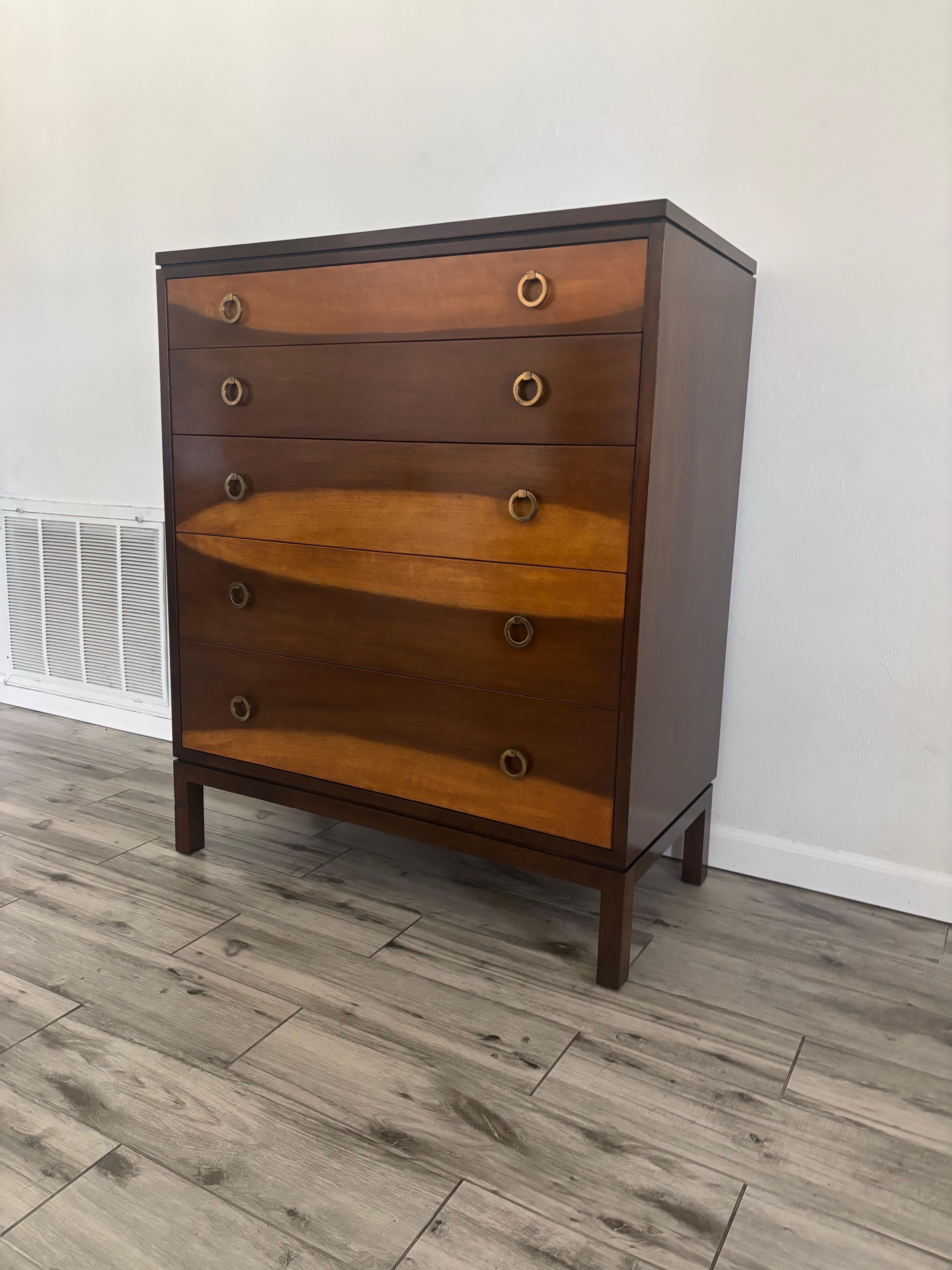 Edward Wormley pour Dunbar Commode à tiroirs/grand buffet avec poignées en laiton Bon état - En vente à Boynton Beach, FL