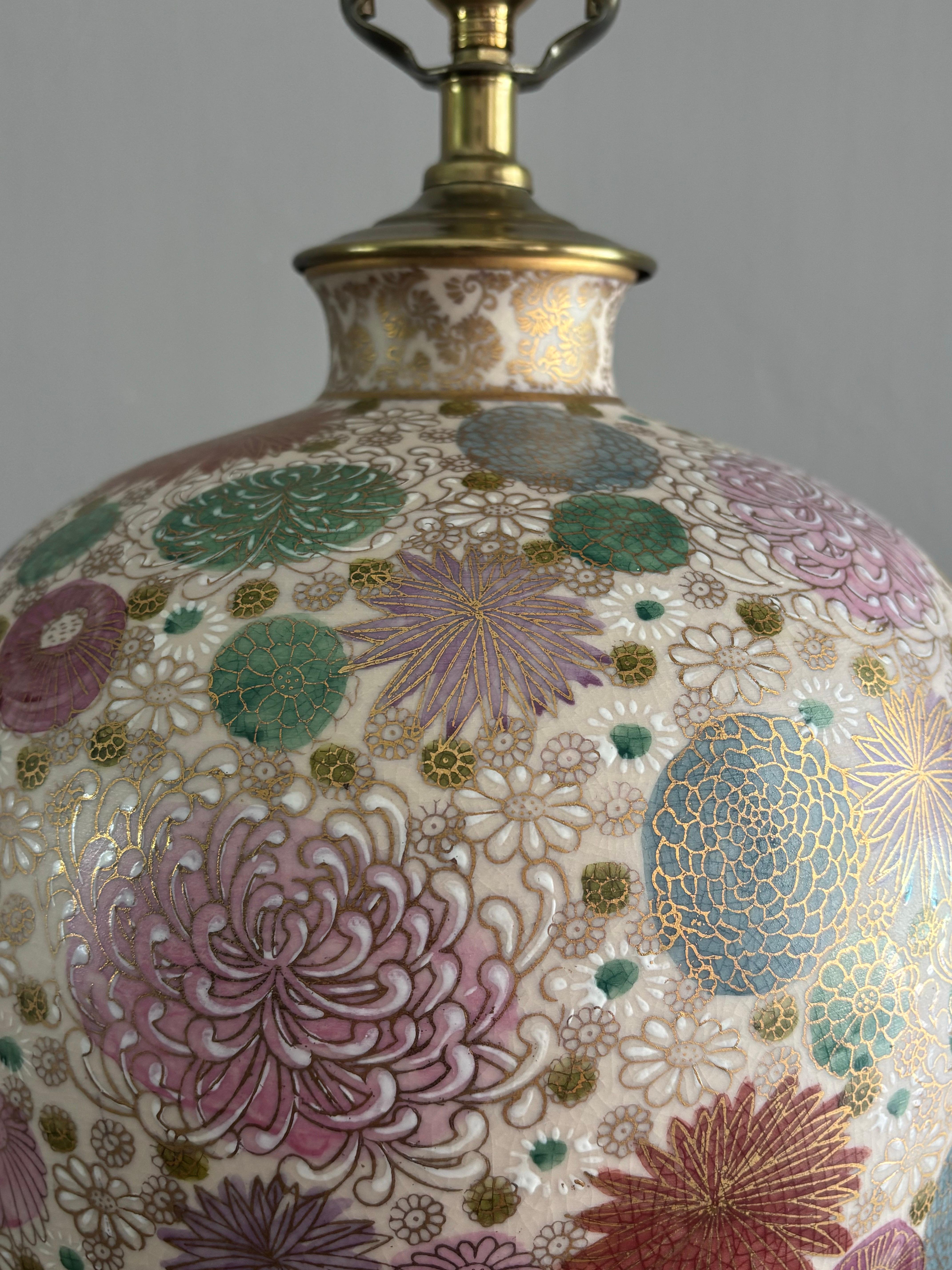 Exceptionnelle paire de lampes vintage de Paul Hanson. Base en laiton sculptée de style volute française. Magnifique finition cloisonnée sur le corps en porcelaine. La profondeur et les couches de la conception. Un fond blush léger avec un motif