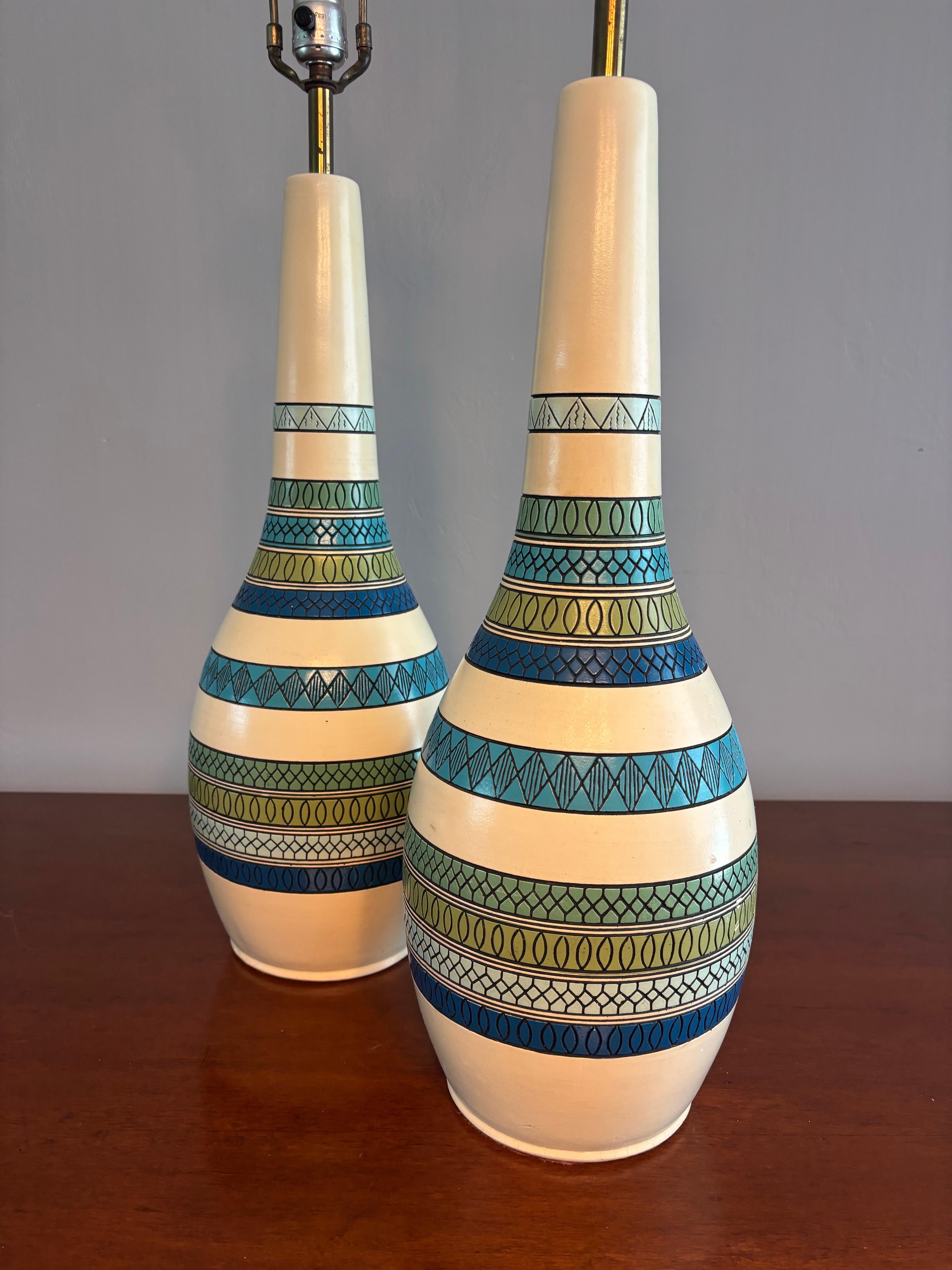 Mid-Century Modern Paire de lampes de table Fortune Lamp Company de style moderne du milieu du siècle dernier en vente