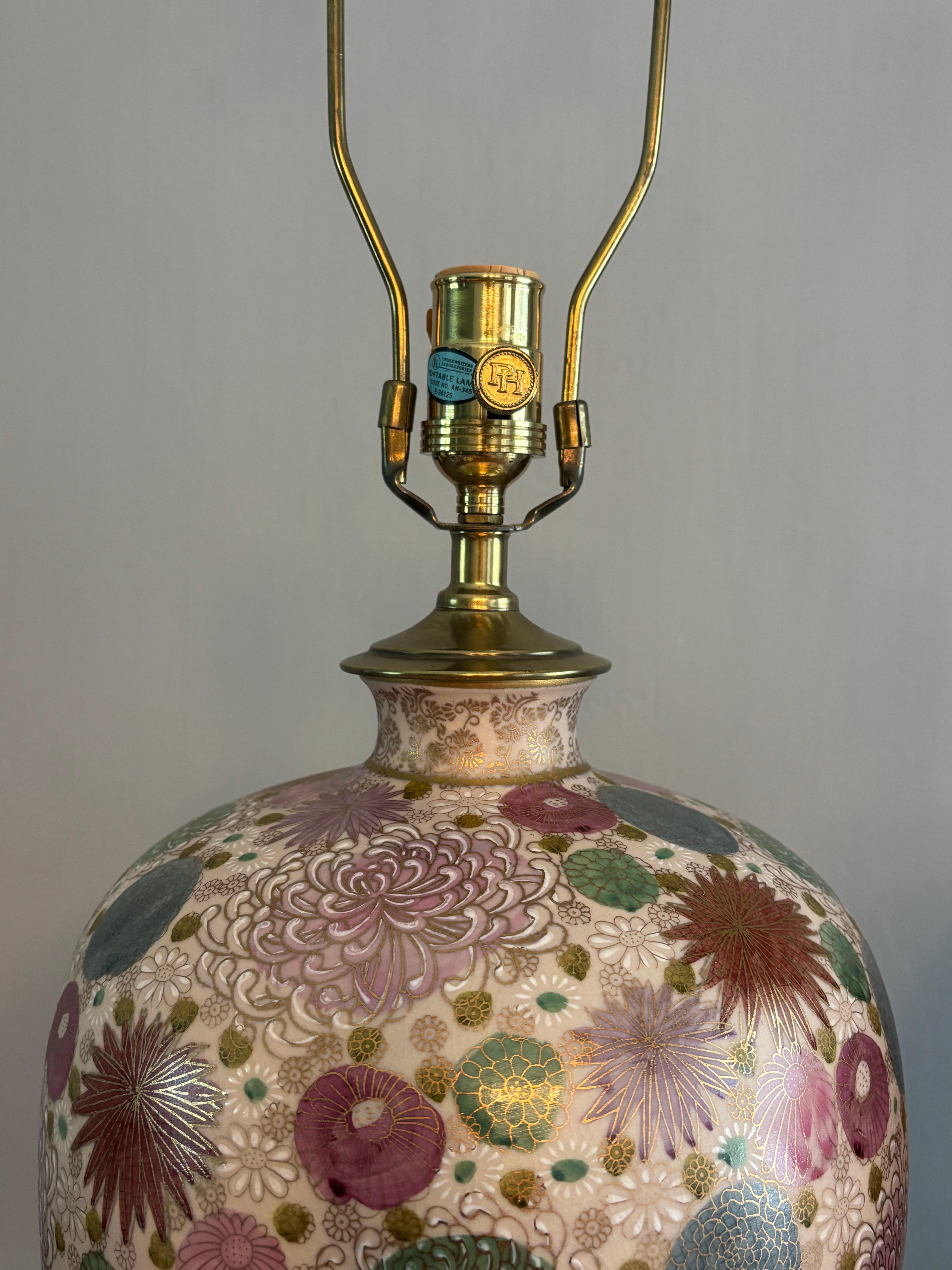 Exceptionnelle paire de lampes vintage de Paul Hanson. Base en laiton sculptée de style volute française. Magnifique finition cloisonnée du corps en porcelaine. La profondeur et les couches de la conception. Un fond blush crème clair avec un motif