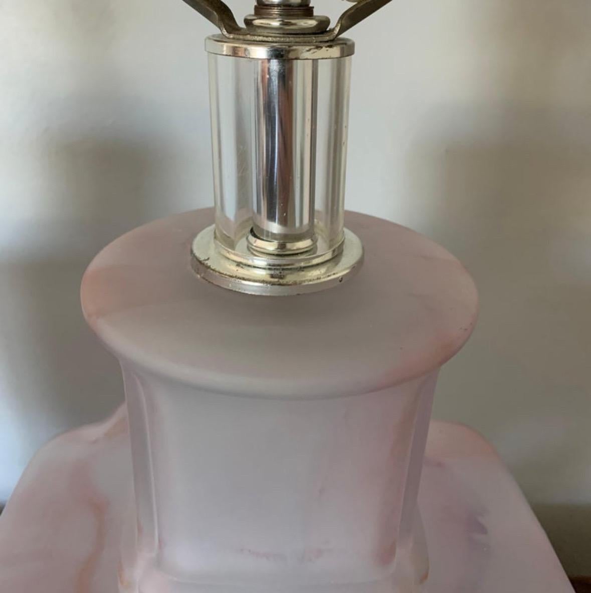 Lampe de table Bauer en verre dépoli rose et bleu, moderne du milieu du siècle dernier en vente 1
