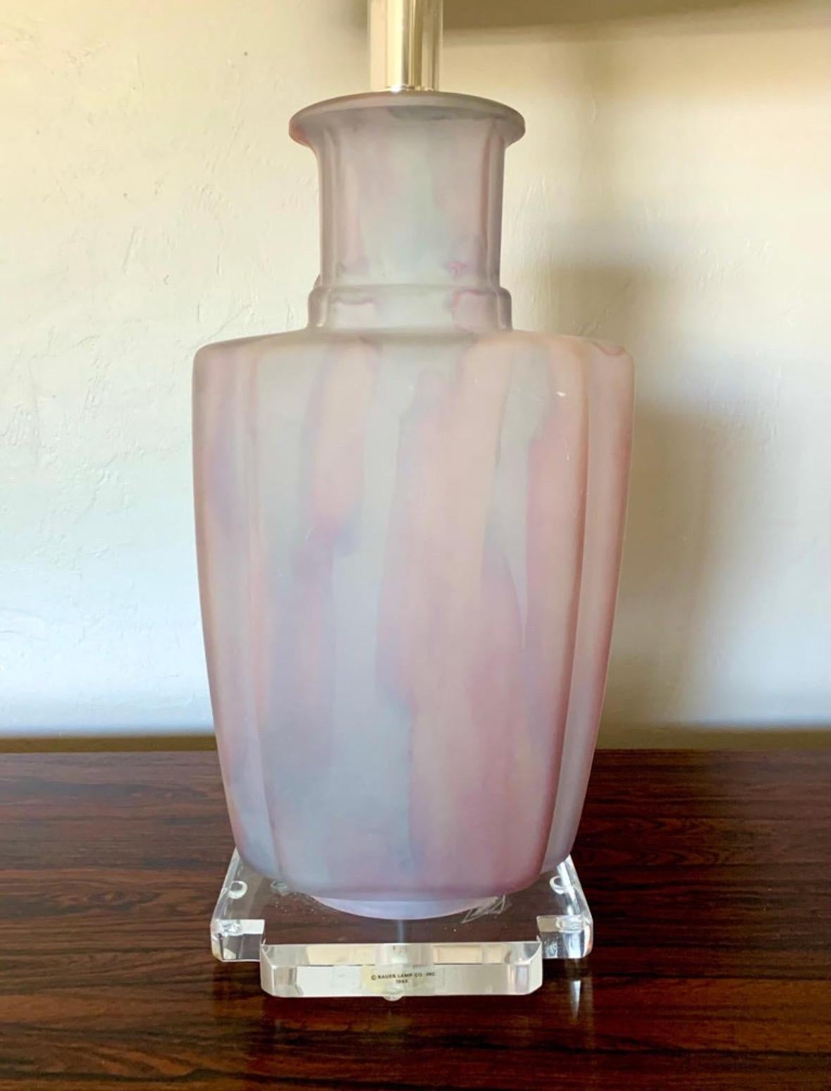 Américain Lampe de table Bauer en verre dépoli rose et bleu, moderne du milieu du siècle dernier en vente