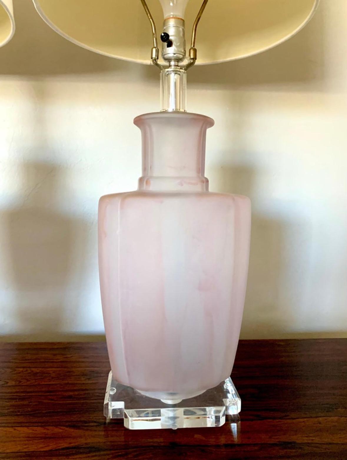Lampe de table Bauer en verre dépoli rose et bleu, moderne du milieu du siècle dernier Bon état - En vente à Boynton Beach, FL