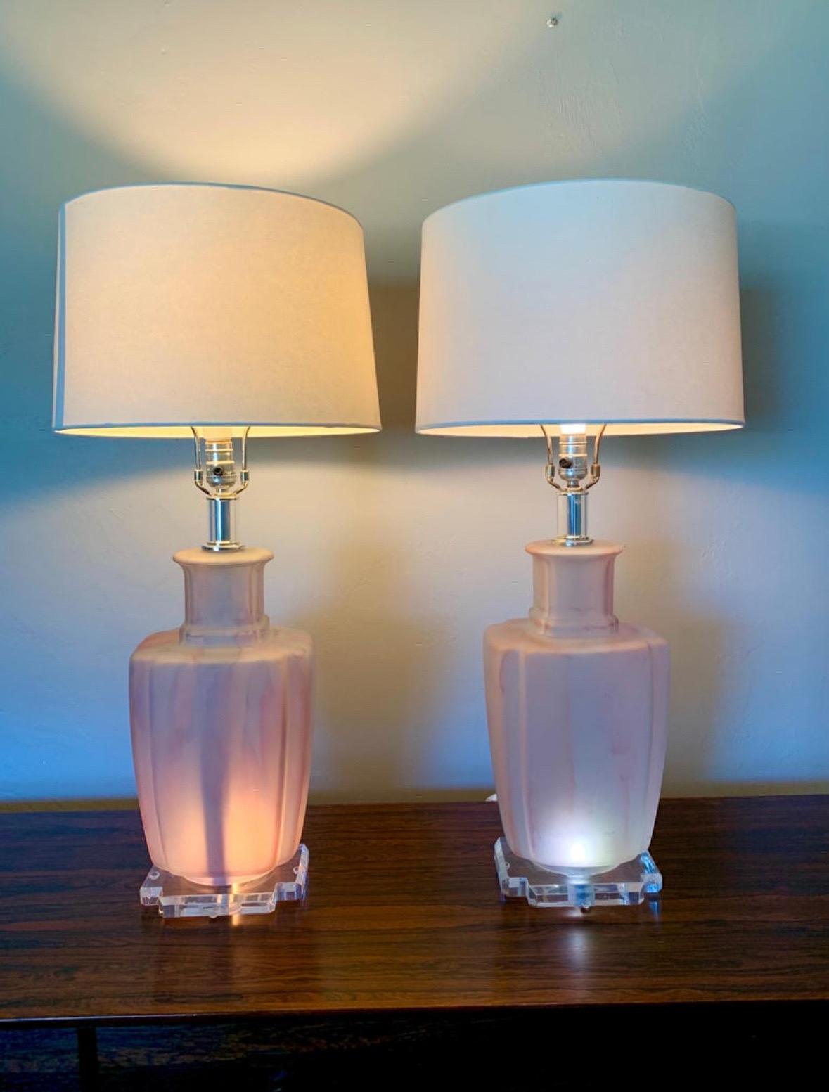 Mid-Century Modern Lampe de table Bauer en verre dépoli rose et bleu, moderne du milieu du siècle dernier en vente