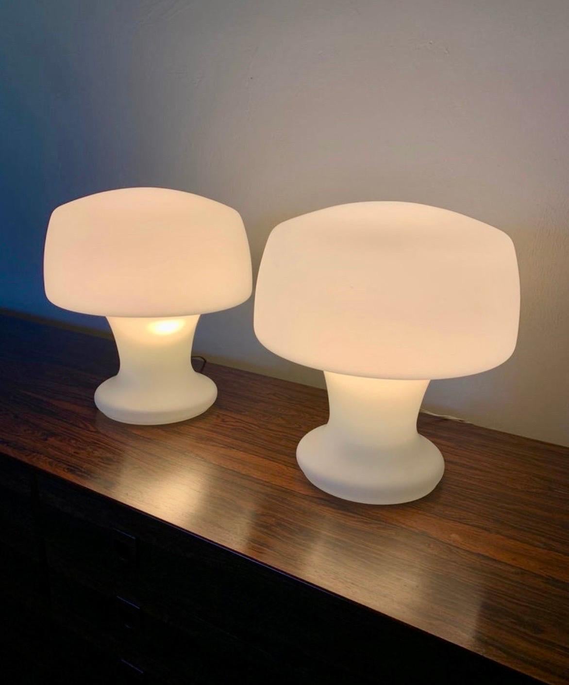 Mid Century Modern Laurel Mushroom Table Lamps, a Pair In Good Condition For Sale In Boynton Beach, FL