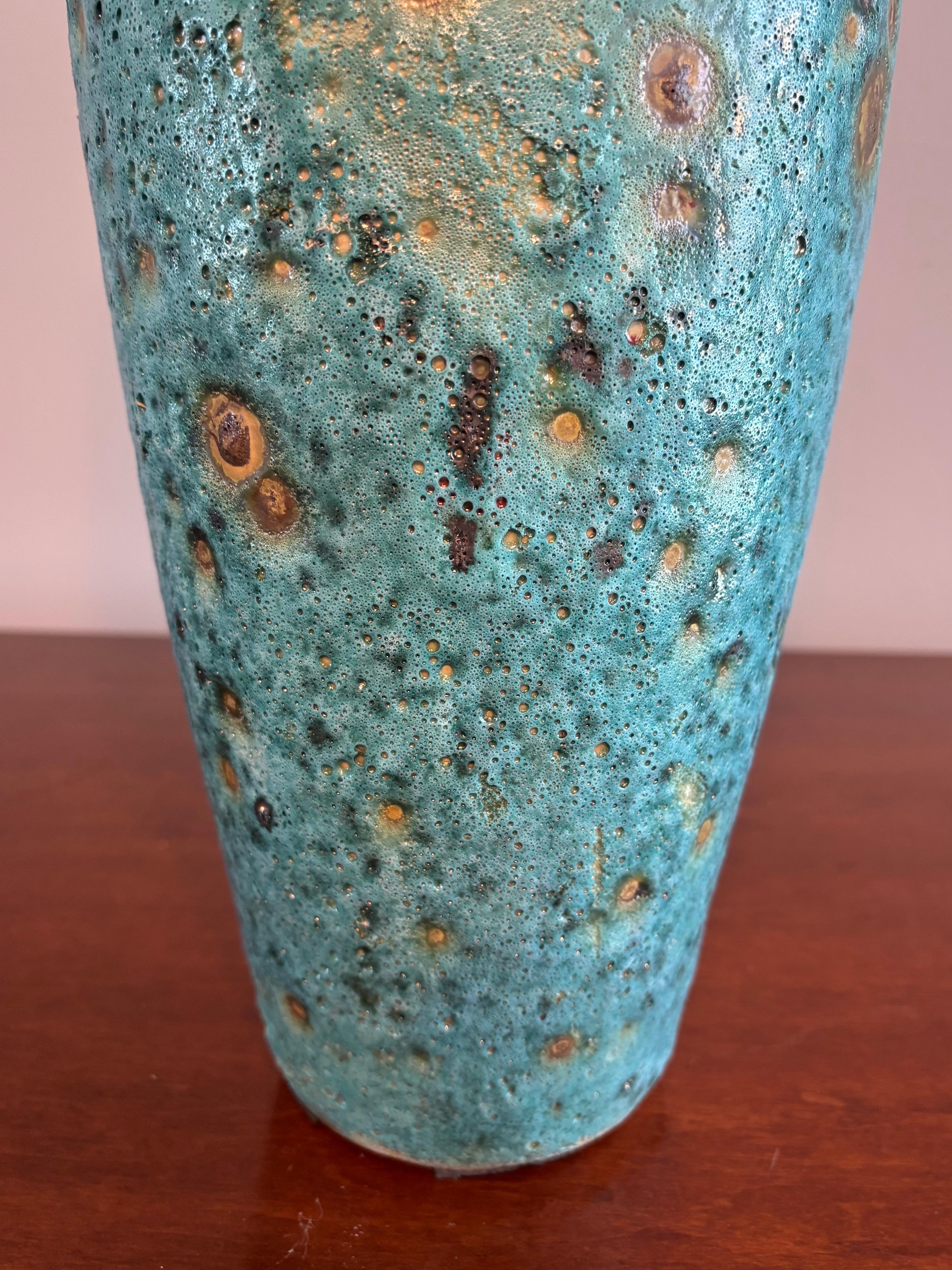 Italiano Grande vaso in lava di pavone italiano della metà del secolo scorso in vendita