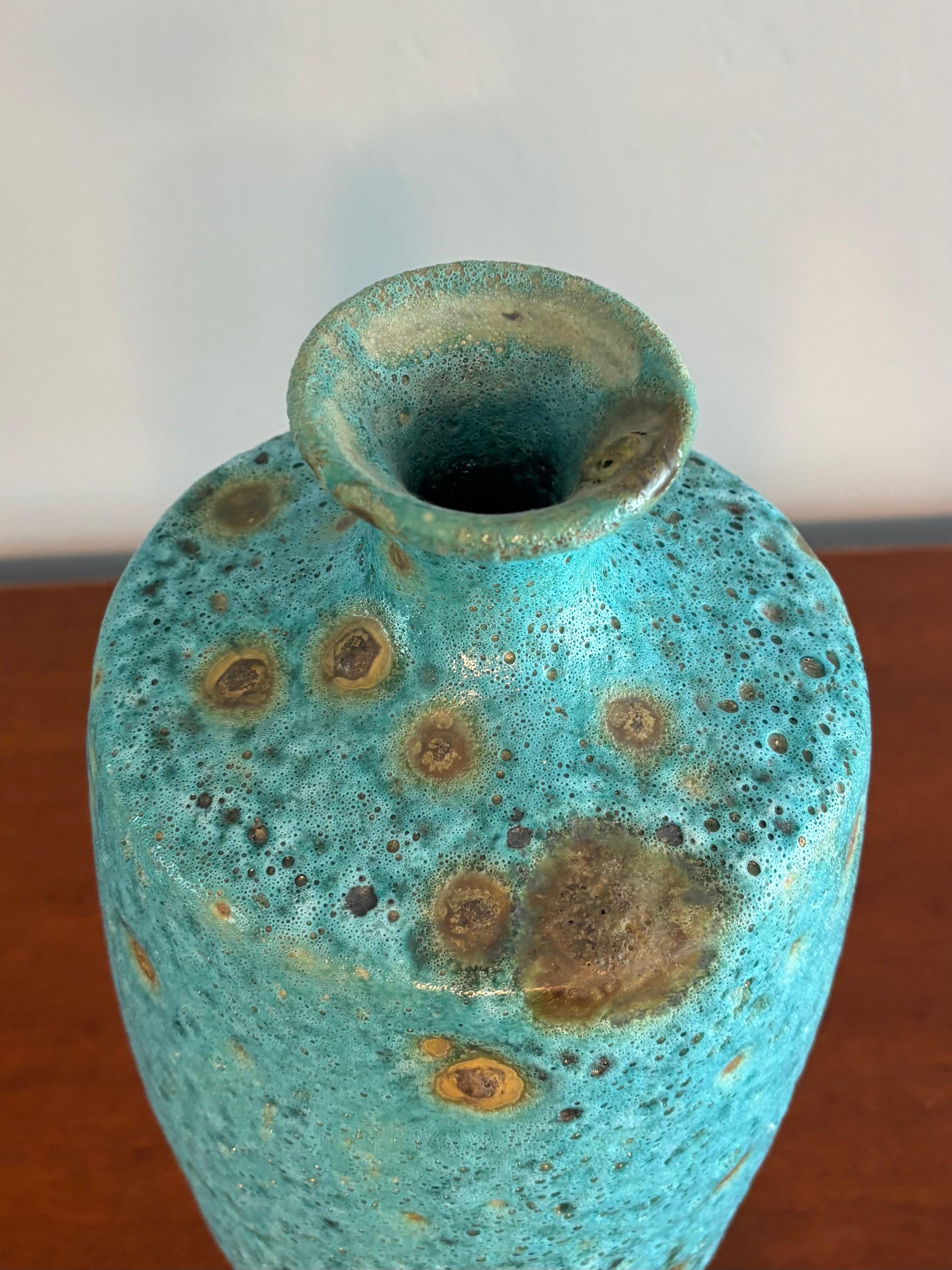 Grande vaso in lava di pavone italiano della metà del secolo scorso in vendita 1