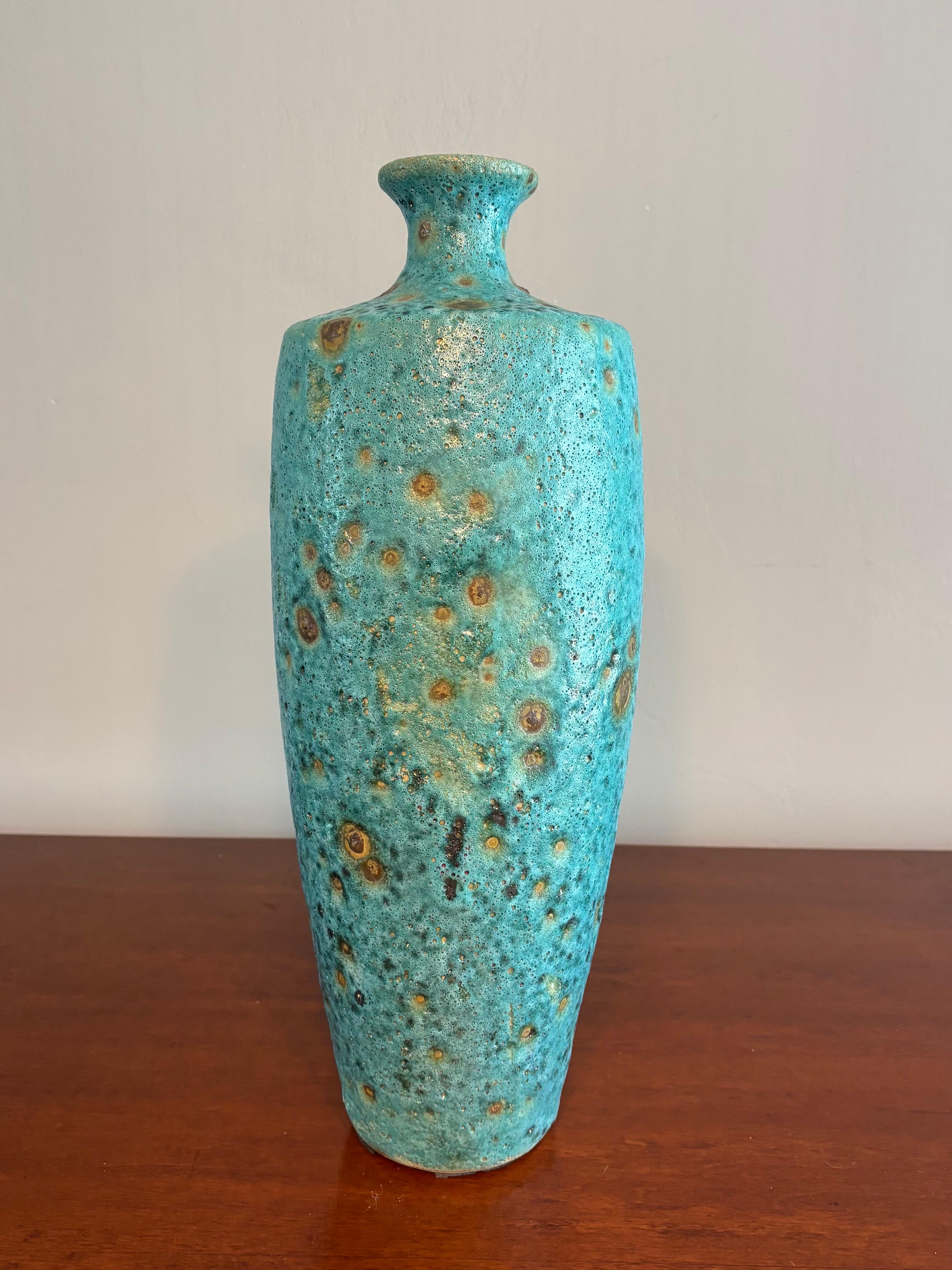 Vaso di lava grassa turchese di qualità eccezionale. Bellissima colorazione del pavone. Grande di statura. Classica forma di vaso europeo con il suo corpo lungo e sottile e le spalle affilate. 

Uno degli smalti più selvaggi che abbia mai visto in