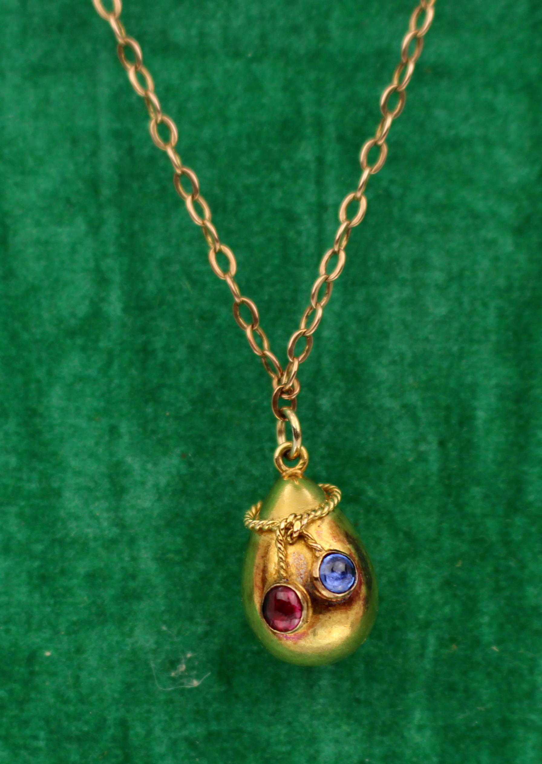 Collier pendentif œuf en or ancien avec rubis et saphir - École russe, c.1880-1900

Collier pendentif en or ancien, probablement d'origine russe, datant de la fin du 19e siècle. Le petit pendentif ovoïde est serti de deux pierres cabochons - l'une