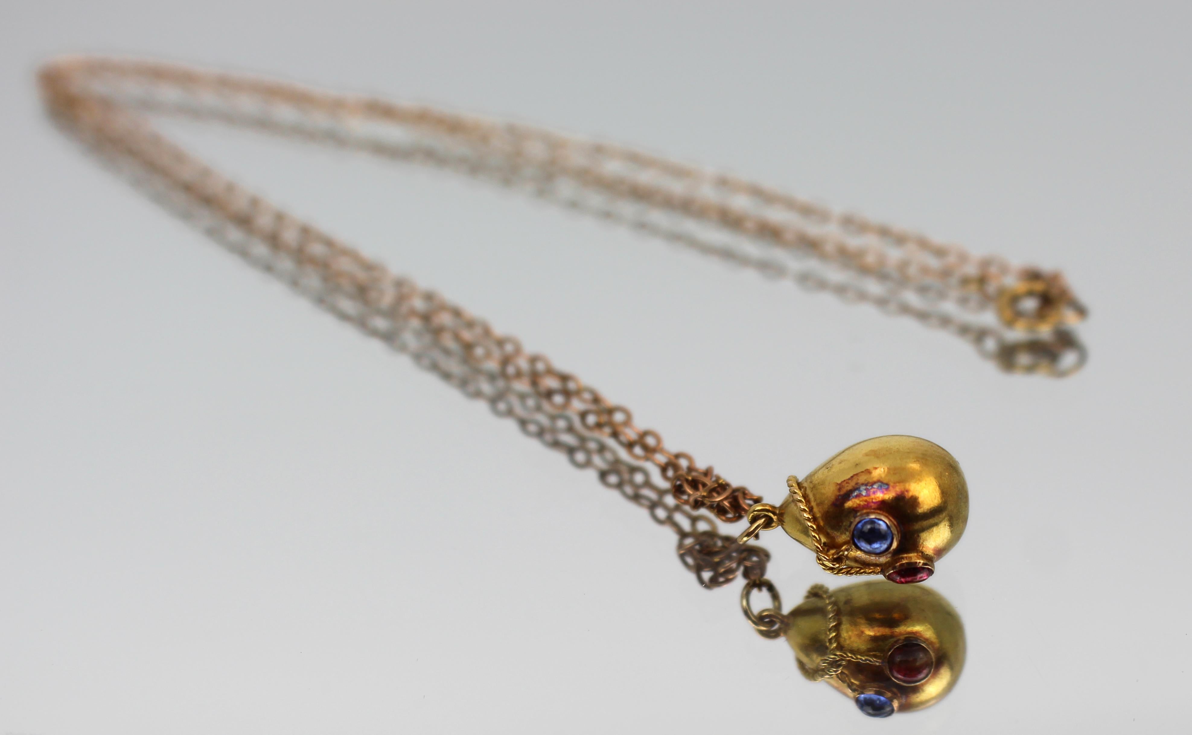 Or Collier pendentif œuf en or ancien avec rubis et saphir Russian School c.1880 en vente